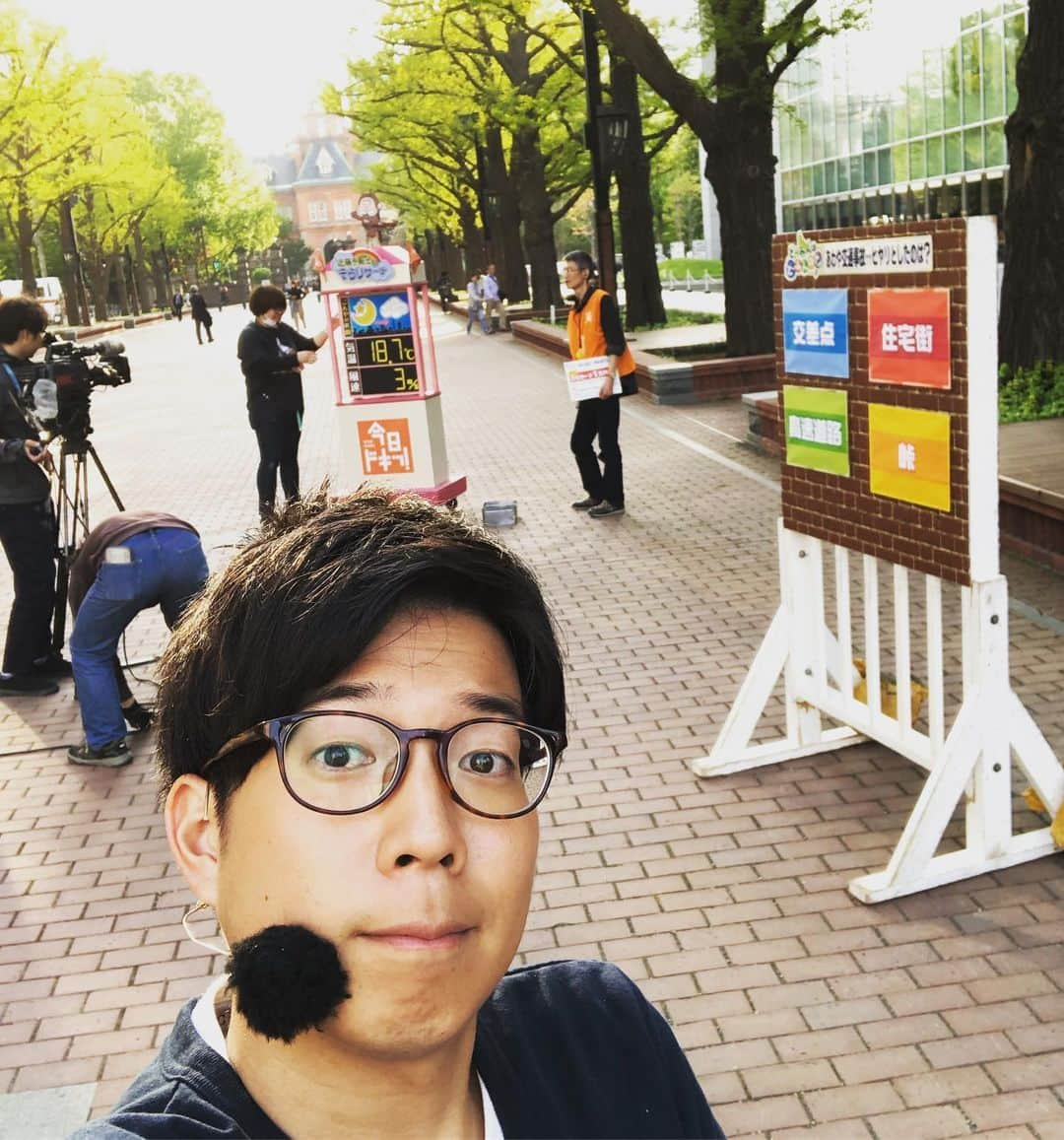 堀内大輝さんのインスタグラム写真 - (堀内大輝Instagram)「写真は先週の北三条広場！ 週末は暖かい、いや、暑い？くらいの気温でしたが、 きょうは、風が強くてちょっと肌寒い北三条広場です！ きょうのランクイーンは先ほど終了しました。 ご参加いただきありがとうございました〜！✨ . このあとは、クイズどーみんはどーみんの？とお天気、お送りします！ どーみんのは、クオカード3万円が当たる！！ . #北三条広場 #赤れんがテラス #もんすけ #強風 #札幌  #ランクイーン #どーみんのはどーみんの #スペシャル #クオカード #3万円 #堀内大輝」5月20日 17時09分 - hbc_daikihoriuchi