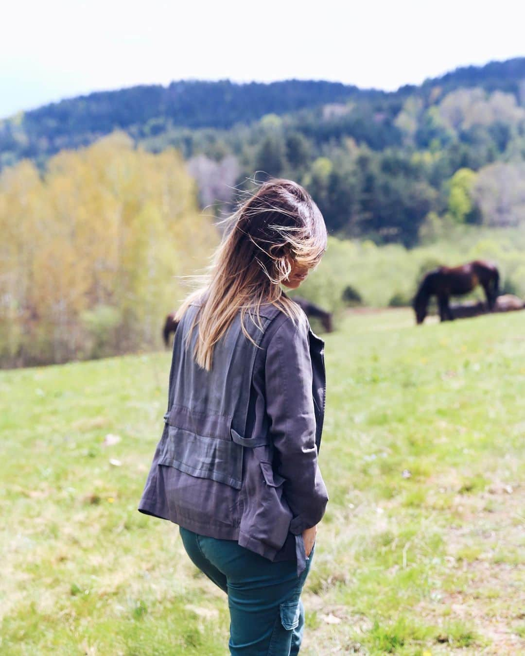 ツベタナ・ピロンコバさんのインスタグラム写真 - (ツベタナ・ピロンコバInstagram)「Artsy caption suggestions?💚🐴⭐️ We went hiking the other day and saw these beautiful creatures! It was quite windy, so my hair was all over the place ☺️ #wilderness」5月20日 17時10分 - tpironkova