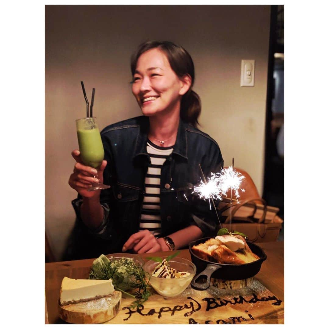 愛可さんのインスタグラム写真 - (愛可Instagram)「・ 麻美ちゃんのお誕生日のお祝いも兼ねて、いつものみんなで4月にオープンしたばかりのWE ARE THE FARM 目黒店へ🎂 千葉県佐倉市の自社農場から直送される、無農薬 無肥料の安心野菜を、素材の味を生かしたお料理で出してくれます。 ・ ・ 最初のお野菜の盛り合わせのボリュームに圧倒されましたが、野菜そのもののおいしさに感動し、意外とペロリと食べてしまいました！ 低温調理された地鶏のローストも、柔らかくジューシーでとても美味しかったです。 ・ ・  お店のスタッフの方々も総出で自家農場に行き、収穫などに携わっているそうで お客さんも農場に行けるチャンスがあるそうなので、みんなで行ってみたいねと話していました。 ・ ・ 客層も女子だけではなく、大人の男性のお客様もちらほらと。 皆さんオーガニックワインやベジカクテル片手に賑わっていました！ 次回はランチにも行ってみたいと思います。 ・ ・ #wearethefarm_meguro #wearethefarm  @wearethefarm.meguro  #自社農場 #オーガニック野菜 #無肥料野菜 #女子会」5月20日 17時21分 - aikick