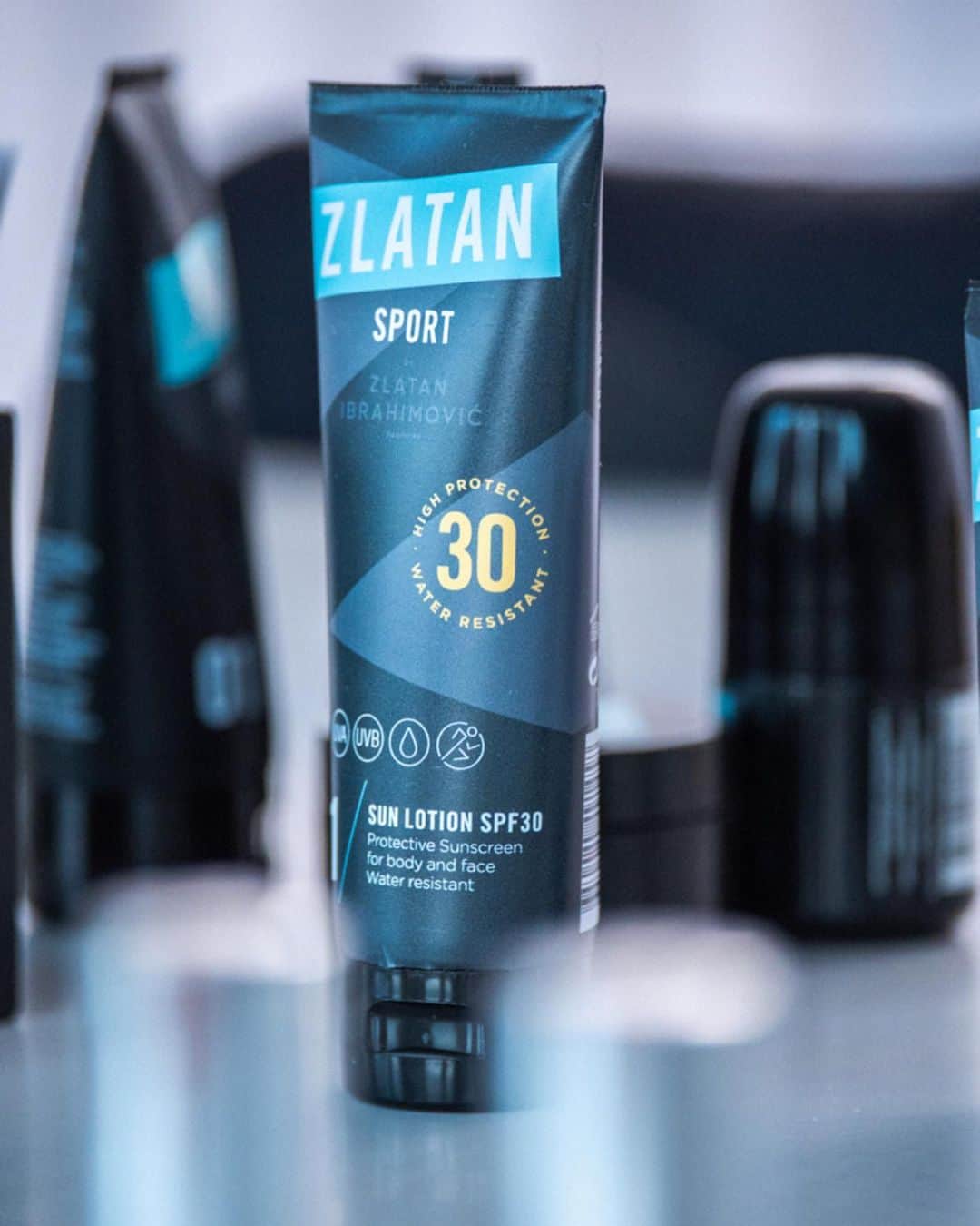 Zlatan Ibrahimović Parfumsさんのインスタグラム写真 - (Zlatan Ibrahimović ParfumsInstagram)「Enjoy the sun! Zlatan Sport Sun Lotion SPF 30 for body and face. Extra water resistant. Have fun out there! #therightroutine #zlatanibrahimovicparfums #zlatansport」5月20日 17時16分 - zlatanibrahimovicparfums