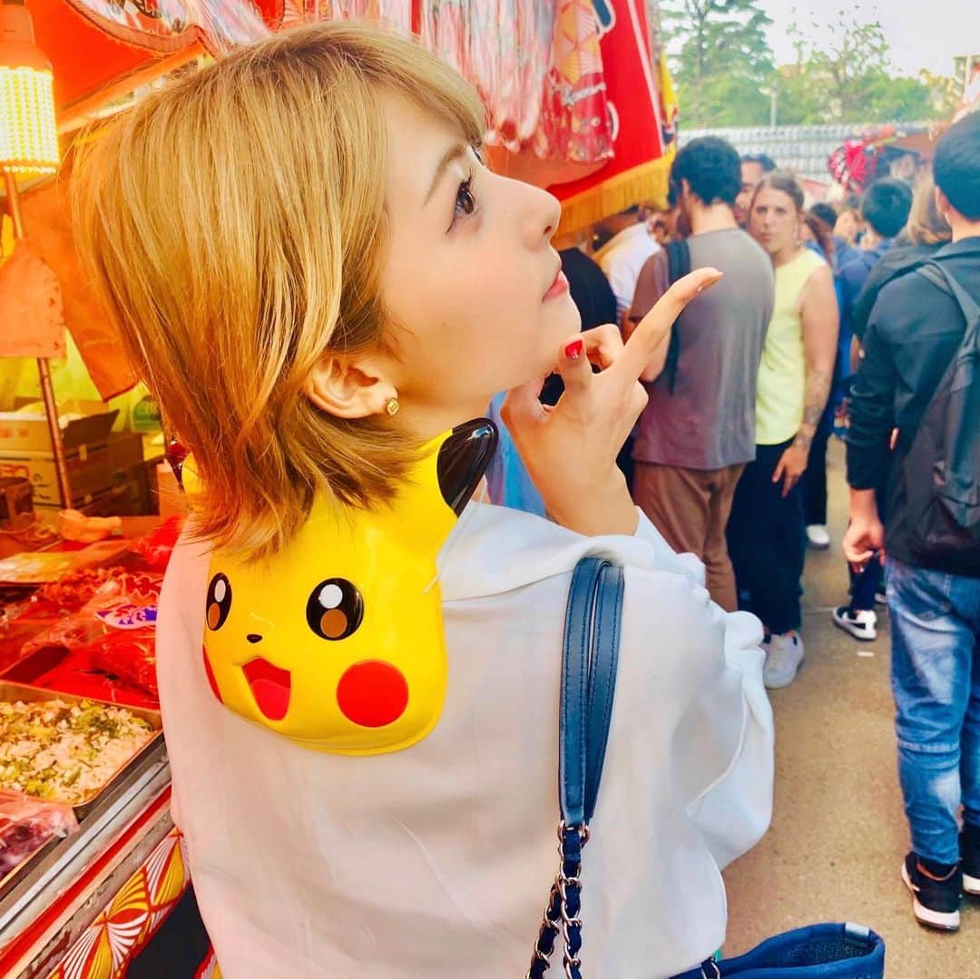 岡田栞奈のインスタグラム：「昨日は誘われて 三社祭行ってきたの😊❣️ 屋台いっぱいだ〜✨✨✨✨ 博多女子としては 屋台は外せない〜🤤💗 楽しかった☀️ #浅草 #三社祭 #屋台  #お祭り #博多女子」