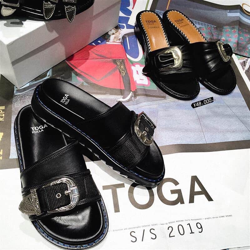 名古屋パルコさんのインスタグラム写真 - (名古屋パルコInstagram)「【西館2F STUDIOUS WOMENS】 STUDIOUS限定⭐️TOGA PULLAのシューズライン発売‼️ . 去年爆発的ヒットしたメタルスニーカーサンダルが、ブラッシュUPして登場💥💥 スニーカーの様なソールとアイコニックなメタルコンチョが特徴的✨✨ ハード過ぎず女性らしい脚線美を引き立てるシルエットにもなっているのが嬉しいポイント💓 一足でコーディネートが決まる高いデザイン性と履きやすさは今年もヒット間違いナシ☝🏻❗️ 限定商品以外のTOGA PULLAシューズも揃ってます😊 . 是非×②、店頭にてご覧ください😆 . . . . #STUDIOUS #ステュディオス#TOGAPULLA#メタルスニーカー#名古屋パルコ #名古屋PARCO #nagoyaparco #名古屋 #nagoya #栄 #矢場町」5月20日 17時25分 - parco_nagoya_official