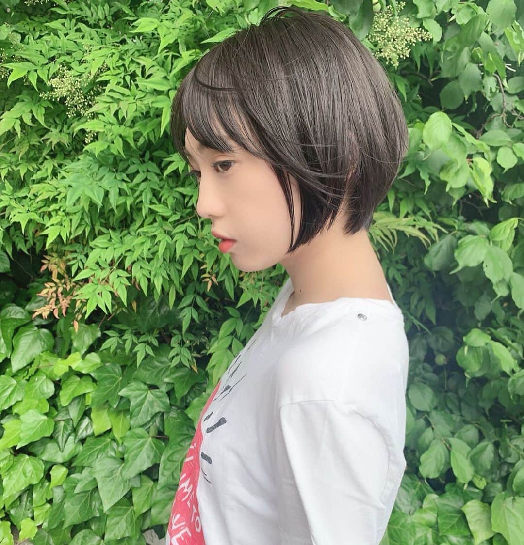 高橋有紀のインスタグラム：「ゆりあちゃんお仕事用に暗くしてショートに切りました〜❤︎顔が小さいー！！！ @yuria_kizaki211  今年に入って役用にいろんな髪型にチェンジしてます🥺 切る瞬間は予防注射を打たれる前の子供みたいに言葉を失ってた笑 動画もかわいいっっ #lysa_yuki  #木﨑ゆりあ」