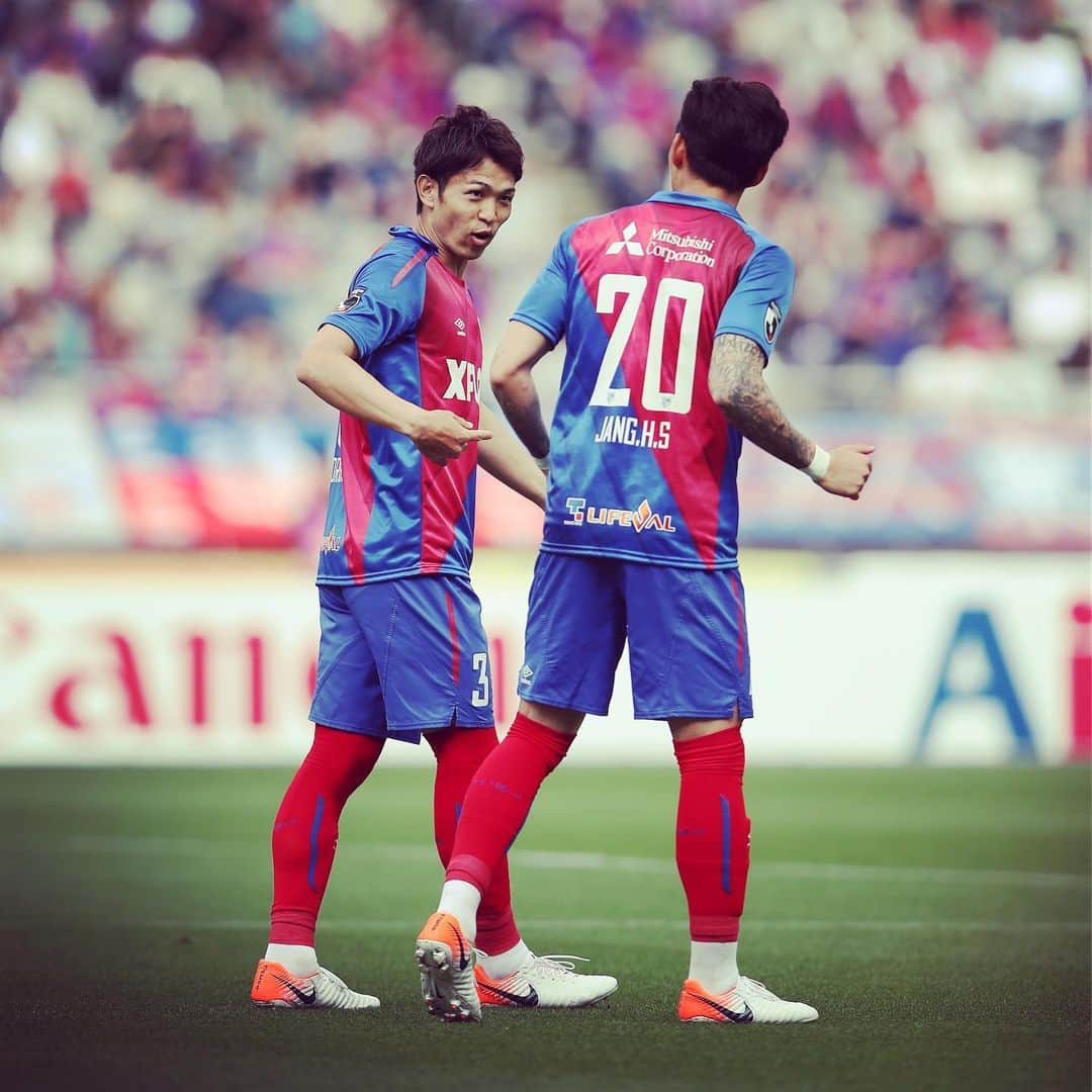 FC東京オフィシャルグッズさんのインスタグラム写真 - (FC東京オフィシャルグッズInstagram)「. vs #北海道コンサドーレ札幌 コミュニケーションを欠かさないCBコンビ。 @masatomorishige  @fctokyoofficial  #森重真人 #チャンヒョンス #もりヒョン #FC東京 #fctokyo  #tokyo」5月20日 17時26分 - fctokyoofficial