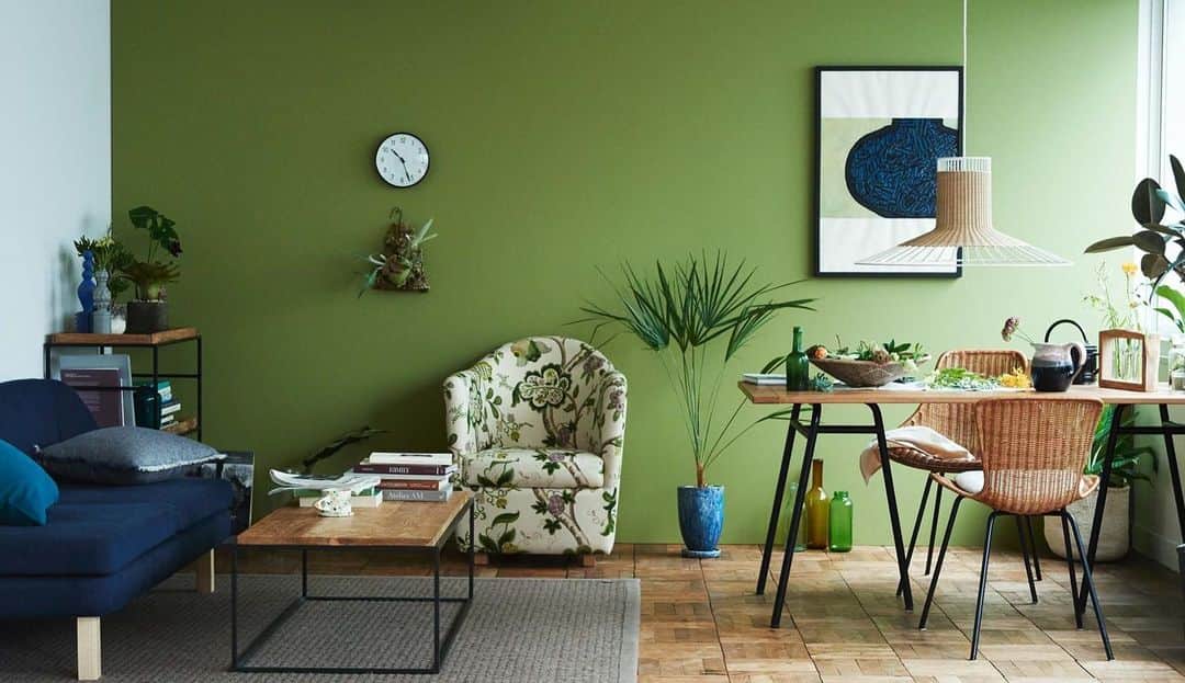 IDÉE／イデーさんのインスタグラム写真 - (IDÉE／イデーInstagram)「ボタニカルの要素を感じさせるアイテムを取り入れて暮らしをリフレッシュ！ ソファの張地やカーテンなどのテキスタイル、壁を彩るアートにグリーンを忍ばせれば、まるで緑の中で暮らしているよう。 只今イデーでは、観葉植物を飾るだけではない、ボタニカルのある生活を紹介しています。  #idee #ideeshop #interior #interiorcoordinate #イデー #イデーショップ #ライフスタイル #丁寧な暮らし #暮らしを楽しむ  #都会で #愉しむ #ボタニカルのある生活」5月20日 17時27分 - lifewithidee
