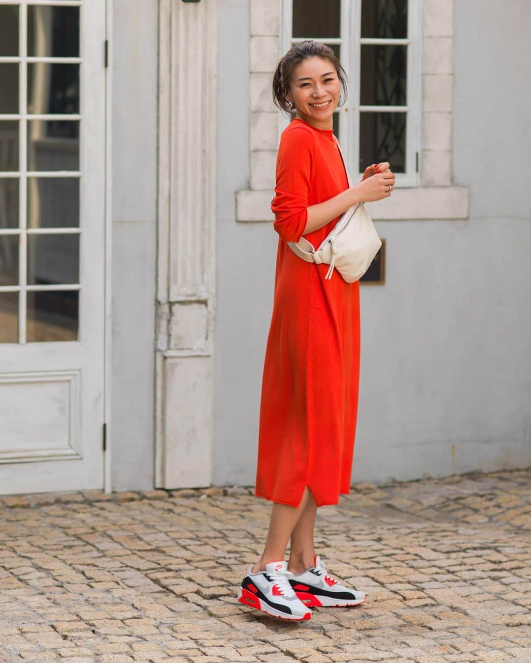 大日方久美子さんのインスタグラム写真 - (大日方久美子Instagram)「・ Outfit ☆ ・ One Piece & Bag → @cookiechocolate_official  Shoes → #nikeairmax  Outer → @cookiechocolate_official ・ ・ ビタミンカラーのニットワンピに ナイキエアーマックスがぴったり！と思ったら ナイロンパーカーのラインもオレンジ🍊 ・ 万人ウケするスタイリングじゃないけど 個人的には最高に好き！ ・ 色違いのブラックニットワンピと ブラックナイロンパーカーは @cookiechocolate_official スペシャルサイトから💁🏻‍♀️ ・ バッグは完売してるのでリクエストを入れてください🙏🏻 ・ #kumicloset #kumijob #パーソナルスタイリスト」5月20日 17時31分 - kumi511976