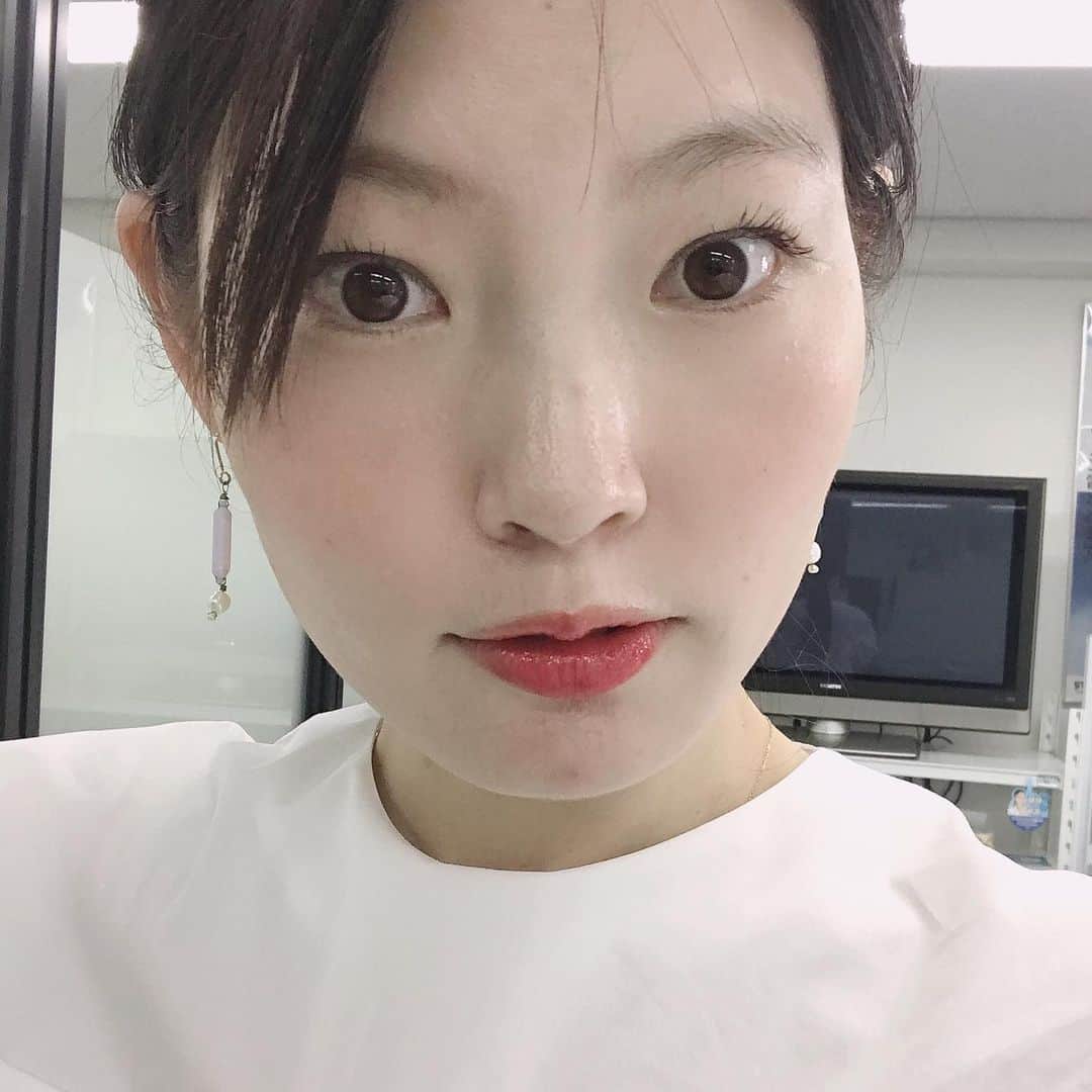 森貴美子さんのインスタグラム写真 - (森貴美子Instagram)「この着ている白シャツ、よく褒められる❤️(見えづらい…) 🍀🍀🍀 #白シャツ  #HYKE #事務所にて #일본모델」5月20日 17時36分 - morikimi_morikimi