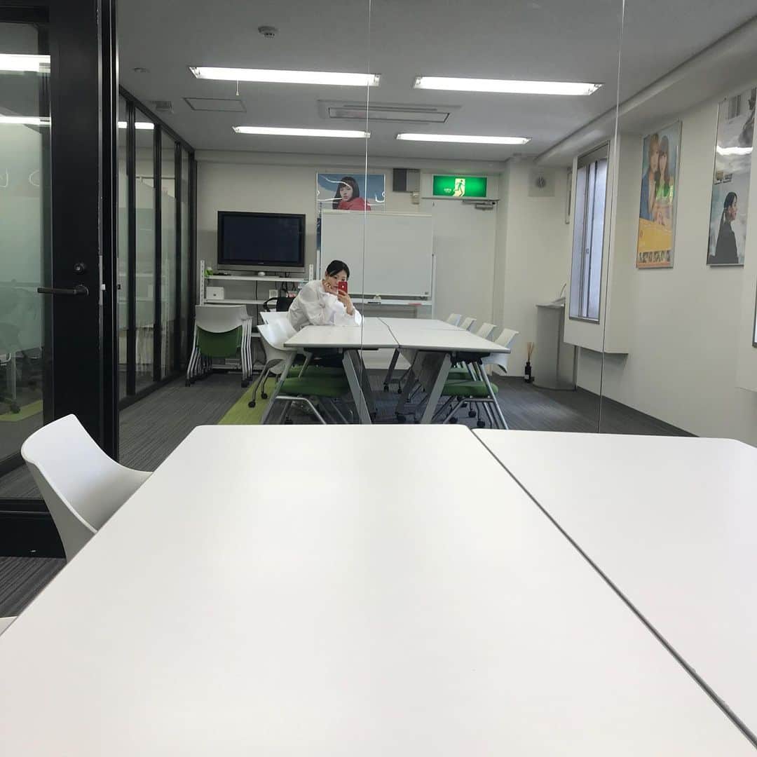 森貴美子さんのインスタグラム写真 - (森貴美子Instagram)「この着ている白シャツ、よく褒められる❤️(見えづらい…) 🍀🍀🍀 #白シャツ  #HYKE #事務所にて #일본모델」5月20日 17時36分 - morikimi_morikimi