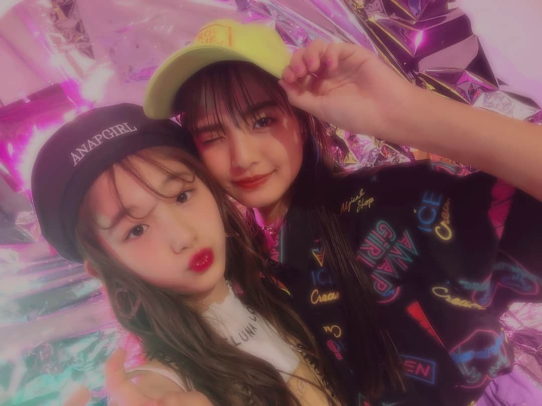 ニコ☆プチのインスタグラム：「🌙♡🌈 6月号のカップリング連さいには キャラが濃いで今話題の😂笑 ヅキココが登場~(๑˃̵ᴗ˂̵)🍒 . . コスプレなどしていただいた。笑 せっかくなので今日俺ダンスも踊ってもらったよ！ ARアプリをダウンロードして誌面にかざすと 2人のダンスが見れるので そちらもチェックしてみてねっっ😳🧡 . . #井口虹姫  #美月  #キラチャレ組 #アッと驚くAR #でアプリダウンロードしてね #プチコレのココダンスかっこよかったぁ🤩」