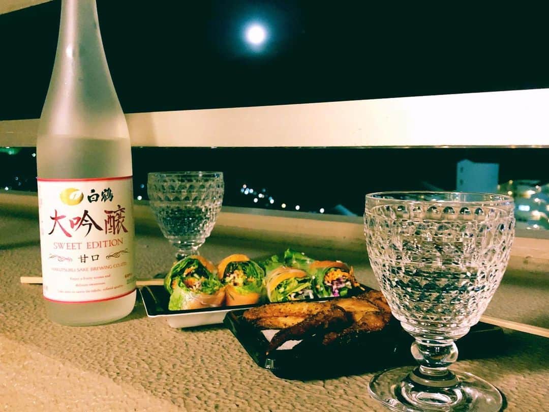 白鶴酒造株式会社さんのインスタグラム写真 - (白鶴酒造株式会社Instagram)「神戸はあいにく雨模様ですが、皆様はいかがお過ごしでしょうか？ 白鶴ではただいま、「白鶴のお酒で外飲み」を楽しんでいる写真を募集中です。ご応募いただくと、外飲みライフをさらに充実できる「白鶴のお酒とロゴスのアウトドアグッズのセット」が当たります。気軽にお庭やベランダでのちょい飲みでもＯＫです。みなさんの楽しい外飲み写真お待ちしています♪ 投稿にはメンション（@hakutsuru_official）をお忘れなく！ ◆キャンペーン詳細はこちら（期間：4/1～5/31） http://www.hakutsuru.co.jp/photo-campaign/  #白鶴 #日本酒 #hakutsuru #折り鶴 #foldedpapercrane #japan #神戸 #kobe #酒 #sake #japanesesake #japaneseculture #灘五郷 #GI灘五郷 #lovehyogo #lovekobe #insta_higashinada #外飲み部 #フォトキャンペーン #キャンプ #グランピング #べランピング #外飲み #ベランダ飲み #満月」5月20日 17時43分 - hakutsuru_official