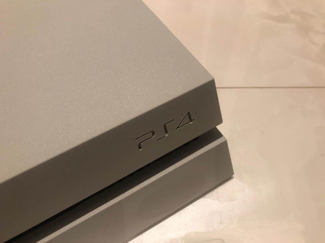 ヒガリノさんのインスタグラム写真 - (ヒガリノInstagram)「__ . なんとついに我が家にも！！！！ PlayStation 4が仲間入りしたよ😍 小、中学生の時は4つ上の兄と 毎日ゲームばっかりして怒られるくらい ゲーマーだったわたし。 最近はすっかりゲーム離れしてたんだけど これを機にまたゲーム熱が再燃しそう❤️ このコントローラーが懐かしすぎて すでにウキウキが止まらない🥺 みんな、オススメのソフト教えて！！！ . #ps4のある生活 #このタグ #やっと使える #嬉しみ #プレステ #プレステ4 #プレイステーション #ゲームのある生活 #ゲーム #比嘉梨乃 #ps4 #playstation #PlayStation4 #get #ps4games #game #tvgame #games」5月20日 17時43分 - __higarino__