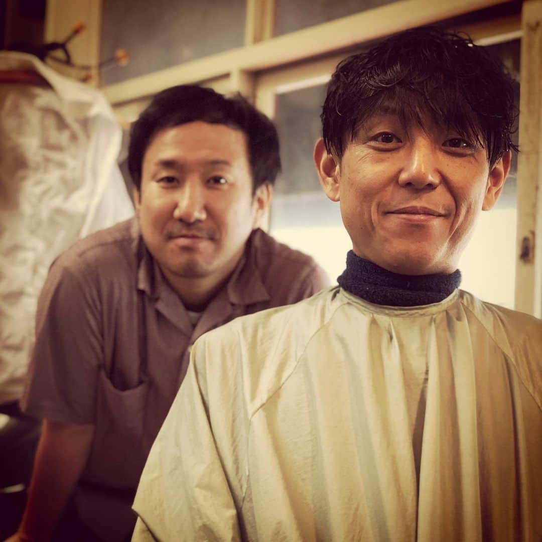 杉本知香さんのインスタグラム写真 - (杉本知香Instagram)「池谷くんを鏡越しに撮ったら いい感じのポートレート感🤪 ちゃんと笑顔もとれてよかった🤣 黒川さん、ふわっとパーマかけたら大成功😆⭐︎ 30年前 高校生の時、トシちゃんみたいになってトラウマになった以来のドキドキのパーマ（笑） ※芸能人水泳大会のトシちゃん（笑）  #中目黒美容室 #アンバランス黒川 #アンバランス#高橋一生 ぽさ #ジョイマン池谷#ジョイマン#ありがとうオリゴ糖」5月20日 17時44分 - sugimotoc