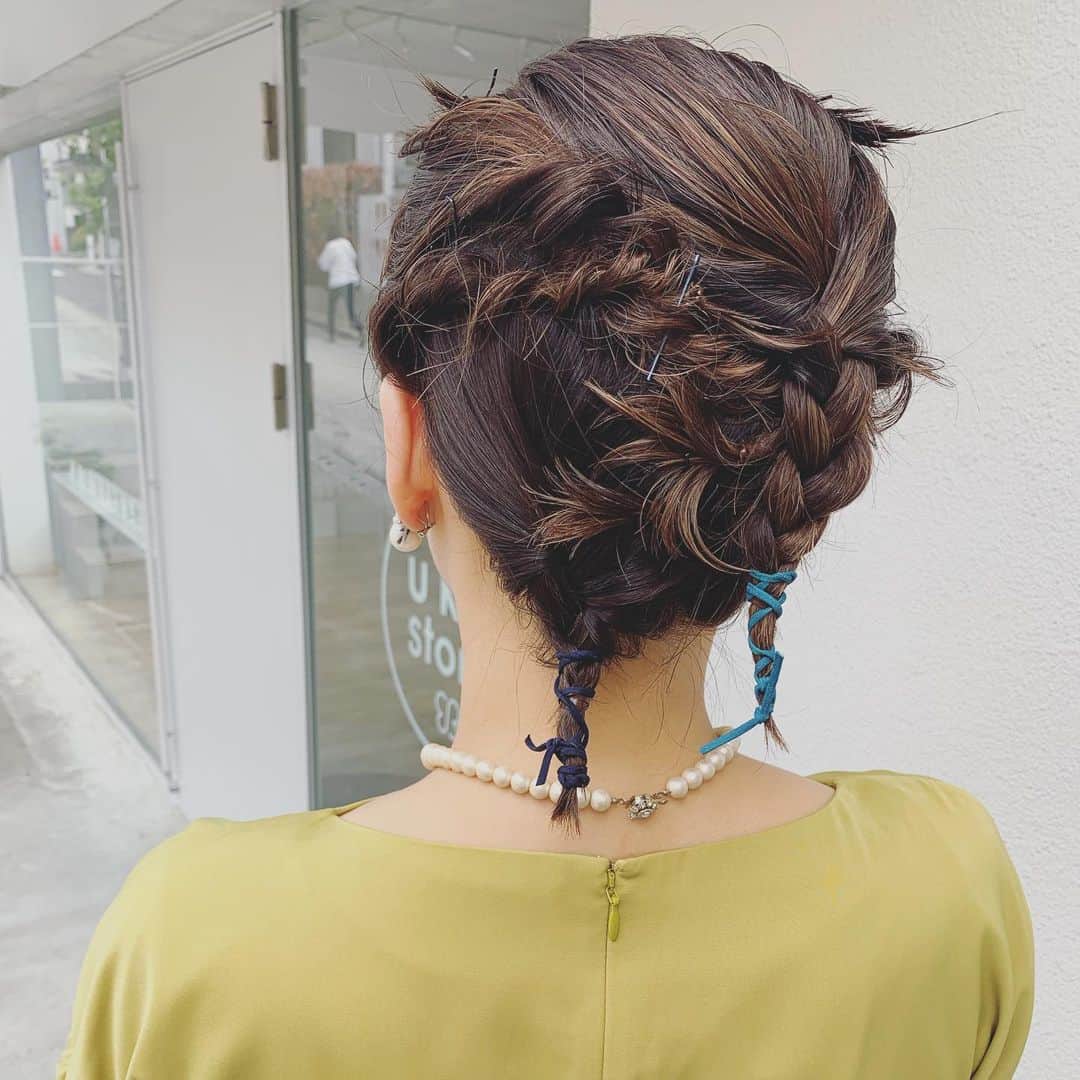 小松美緒のインスタグラム：「@take.meg ちゃんの結婚式およばれセット✨✨ いつも担当のにしさんのかわりにやらせていただきました💕  たけちゃんのおしゃれバングに合わせて、いつもと少し違う個性的なパーティアレンジに✨✨✨ 気に入ってくれてよかった😭🙏 たけちゃんいつもBALLOONにHAPPYをありがとう💕  #ヘアアレンジ  #パーティーヘア  少しエッジが効いたアレンジもぜひ、お任せください💕」