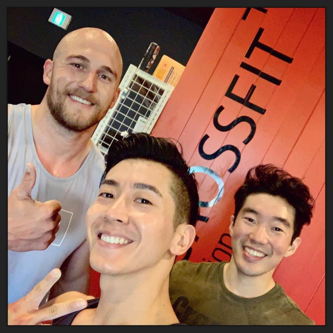 ブライアンさんのインスタグラム写真 - (ブライアンInstagram)「Good morning workout, before heading to location for my early morning drama shoot tmrw~ 내일 새벽촬영때문에 오늘 광주내려가기전에 오전 운동중~ 너무 즐거웠당^^ #leoncrossfit #pyeongtaek #레온크로스핏 #평택 #crossfit #community #크로스핏 #korea #mondaymadness #comptrain #ascentprotein #reebok #dashukorea #reebokkorea」5月20日 17時45分 - thebrianjoo