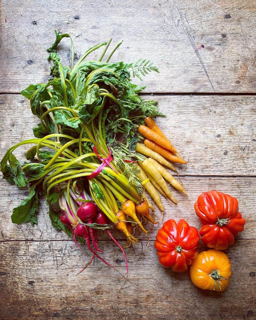 Tea and sittingさんのインスタグラム写真 - (Tea and sittingInstagram)「...this morning’s vegetable treasure from my local greengrocers @5waysfruits 🌿♥️ #shoplocal #consciousconsumer #myghostposts」5月20日 17時45分 - 5ftinf