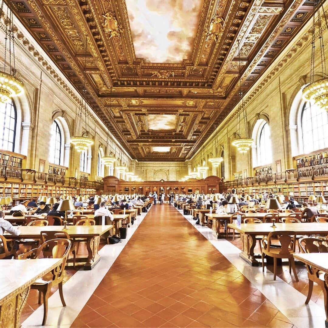 JALさんのインスタグラム写真 - (JALInstagram)「⠀ New York Public Library's Reading Room, with it's expansive and ornate decor, is highlighted by ceilings full of celestial murals. Immerse your mind in literature as you immerse your body in this magnificent space.⠀#PicturePerfectMay ⠀ 天井いっぱいの壁画が見所のニューヨークパブリックライブラリー🗽⠀ まるでミュージアムのような美しい空間です✨⠀ .⠀ .⠀ Post your memories with #FlyJAL⠀ ⠀ #JapanAirlines ⠀ #unitedstates #newyork #library #mysecretnyc #artoftravel」5月20日 17時46分 - japanairlines_jal