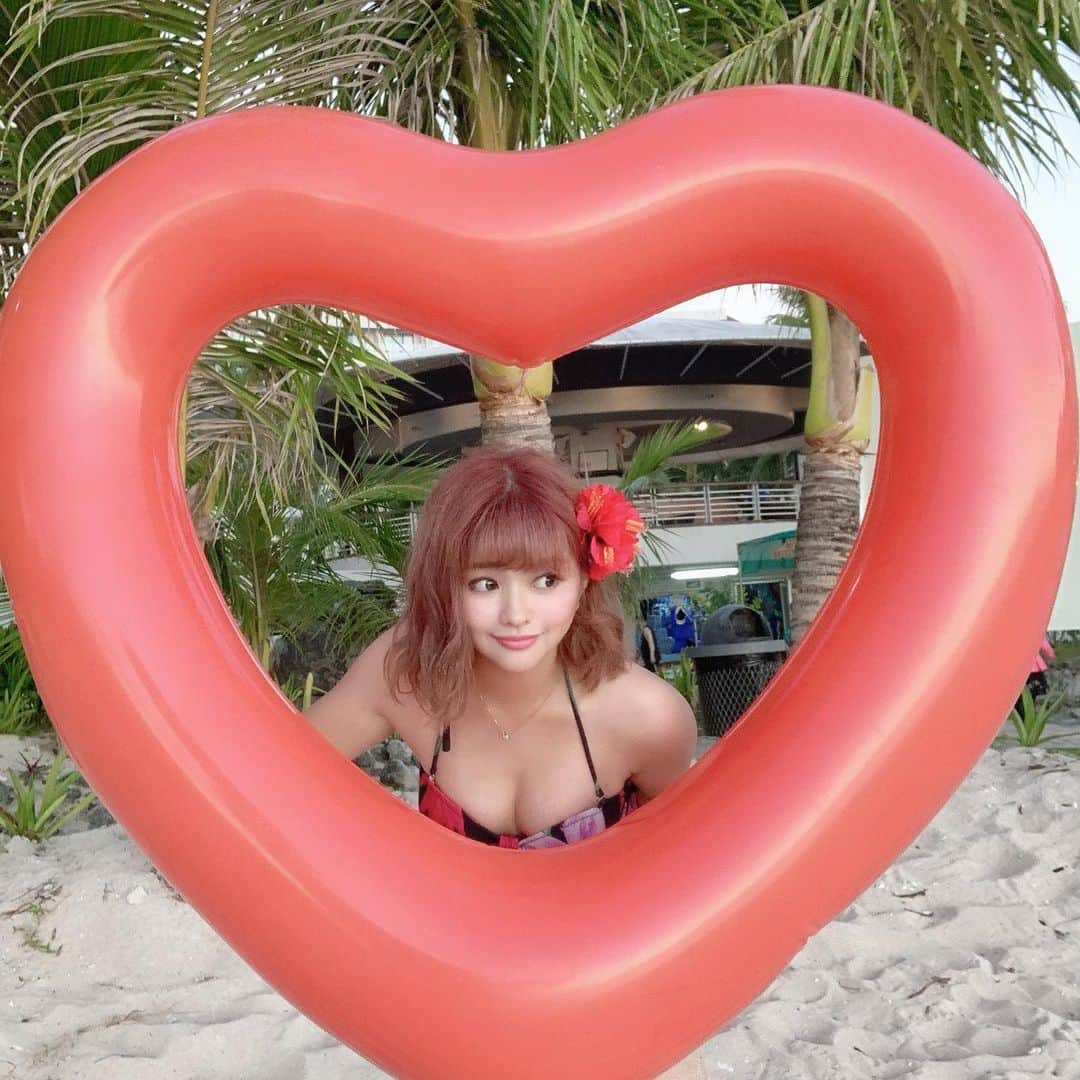 徳本夏恵（なちょす）さんのインスタグラム写真 - (徳本夏恵（なちょす）Instagram)「﻿ 記念すべき1000投稿目！💓﻿ ﻿ ﻿ 今の今までだいぶ悩みになやんでなかやか呟けなかったわたしです、、笑﻿ ﻿ やけどやっぱりこんなおめでたい日には、﻿ 愛を伝えたいなぁって。☺️☺️﻿ ﻿ ﻿ わたしはどっちかってゆーとポンコツ人間な方で、、﻿ たまに思うのは、こんな私で大丈夫なのかな？って事。﻿ そしてたまにすごくポンコツ自分が嫌すぎて、﻿ ネガティブ人間になるときもあったり。﻿ ﻿ ﻿ やけど、そんな私のことを、﻿ 見てくれてるみんながいてくれていて、﻿ プラス、﻿ 元気をもらえる。だとか、﻿ 好きだってゆってくれるみんながいてくれたり、﻿ ﻿ ﻿ それって、わたしにとって、﻿ 本当に嬉しくて、有り難すぎる事で、、（；＿；）﻿ ﻿ ﻿ 誰かから必要とされたり、﻿ 誰かの役にたてることほど、﻿ 素敵なことなんてないなぁって日々感じております、﻿ ﻿ ﻿ ﻿ そして、﻿ そんな瞬間が、﻿ 落ち込みがちな私にとってちょっとだけ、﻿ ポンコツなわたしを好きになれる瞬間でもあって。﻿ ちょっとでも前向きになれる理由でもある。﻿ ﻿ ﻿ ﻿ ﻿ 難しい言葉は苦手やけど、﻿ わたしにとっての生きがい？って、﻿ きっとこーゆーことなのかなって。﻿ みんなと関わらせていただいている。﻿ その瞬間が、﻿ なちょすでいてよかったって心から感じられる瞬間で。﻿ ﻿ みんなからの言葉をもらうたんびに、﻿ ほんまにわたし自身元気をたくさんもらってます。﻿ ﻿ ﻿ ﻿ だからね、﻿ この投稿で、﻿ なにを伝えたいのかってゆうと、﻿ ただただありがとうの気持ちで。﻿ ﻿ こんなポンコツを見てくれている、﻿ 全ての人に本当にありがとうっ（；＿；）﻿ ﻿ ﻿ たくさんのコトが発信できる今だからこそ、﻿ わたしもこの今を無駄にしないように、﻿ ﻿ 1001も1002も、﻿ すこしでもいいこと呟けるようにがんばるね。💓﻿ ﻿ ﻿ ﻿ これからもどうかこんなポンコツをよろしくお願いします💓  #記念日#1000投稿#guam#love#💓#beach#海#ビキニ」5月20日 17時46分 - nachos_kimono