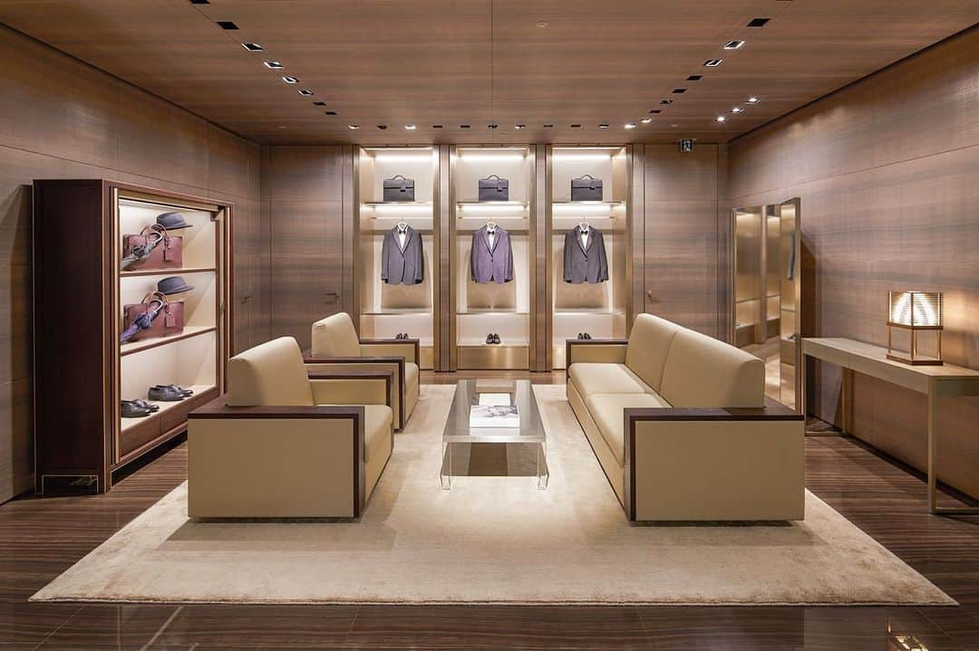 Armani Officialさんのインスタグラム写真 - (Armani OfficialInstagram)「Elegant interiors finished with the finest materials house the #GiorgioArmani men’s and women’s collections at the newly-refurbished Armani/Ginza boutique in Tokyo #GAcruise」5月20日 23時19分 - emporioarmani