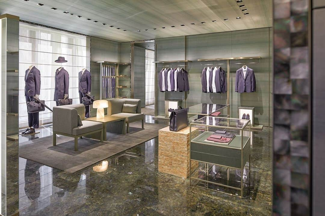 Armani Officialさんのインスタグラム写真 - (Armani OfficialInstagram)「Elegant interiors finished with the finest materials house the #GiorgioArmani men’s and women’s collections at the newly-refurbished Armani/Ginza boutique in Tokyo #GAcruise」5月20日 23時19分 - emporioarmani