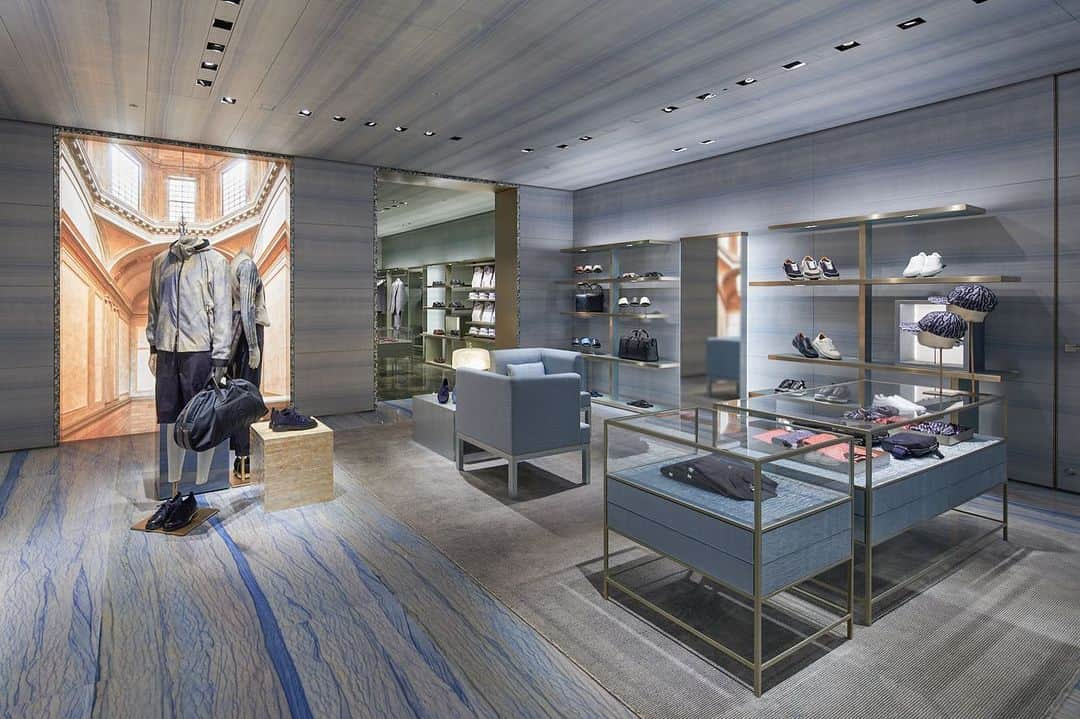 Armani Officialさんのインスタグラム写真 - (Armani OfficialInstagram)「Elegant interiors finished with the finest materials house the #GiorgioArmani men’s and women’s collections at the newly-refurbished Armani/Ginza boutique in Tokyo #GAcruise」5月20日 23時19分 - emporioarmani