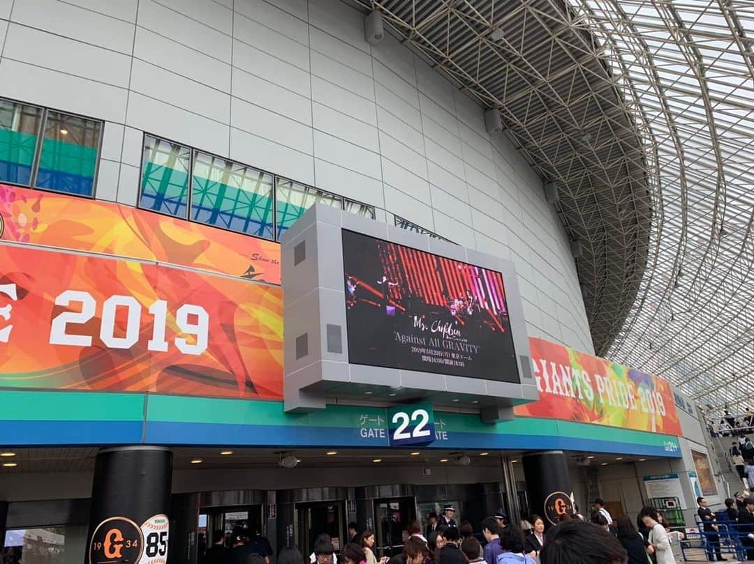 神園さやかさんのインスタグラム写真 - (神園さやかInstagram)「今日は東京ドームで、初めてMr.Childrenさんのライブを‼︎ めっっっちゃ楽しかったーー(*>∀<*)/ 平成のヒット曲もたくさん演奏してくれて、初心者にも優しくて最高でした☆ 東京ドーム5万人のお客さんだったけど、今まで観たライブの中で一番、老若男女感が強かった気がする。  目の前に70代くらいのおばあちゃんもいたんだけど、すごく楽しそうにしてて見てるこっちも笑顔になったり♪  始まりのわくわく感！！ しっかり受け取ったので6/2(日)の吉祥寺スターパインズカフェでのワンマンにガッツリ活かしていきたいなって思います👍🏻 ワンマン前に観れてホント良かった✨  #Mr.Children #ミスターチルドレン #DomeTour #東京ドーム  #AgainstALLGRAVITY」5月20日 23時20分 - sayaka.kamizono