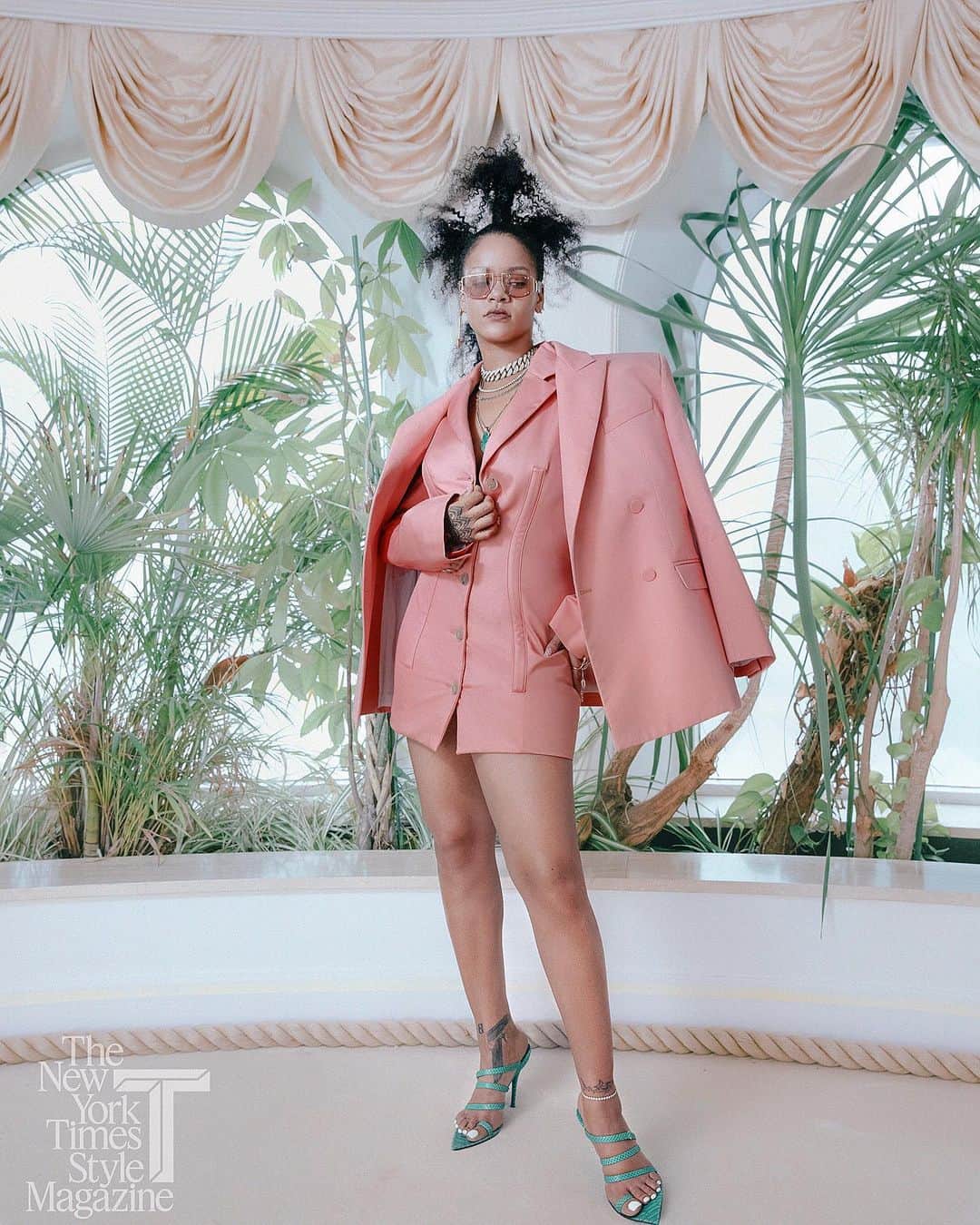 Just Jaredさんのインスタグラム写真 - (Just JaredInstagram)「Rihanna (@badgalriri) is on the cover of T Magazine’s new issue and she opens up about her “thicc” journey. Tap this photo at the link in bio to read the interview. #Rihanna #TMagazine Photo: @tmagazine」5月20日 23時18分 - justjared