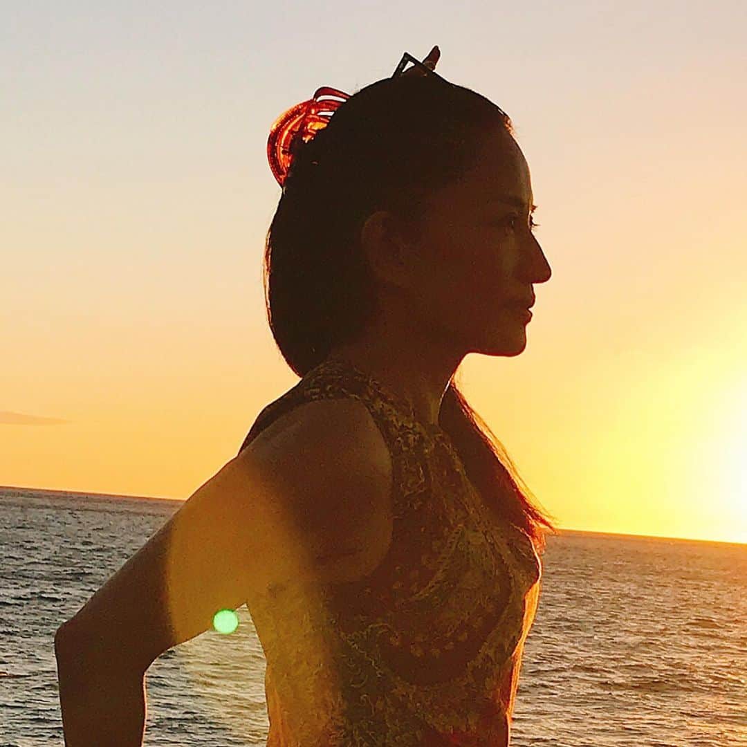 佐伯紅緒さんのインスタグラム写真 - (佐伯紅緒Instagram)「ワイコロア。夕陽をバックに撮ってもらったらハワイアン航空のポスターみたいになりました。  #hawaii #hiltonwaikoloavillage #ハワイ島 #ハワイアン航空」5月20日 23時18分 - beniosaeki