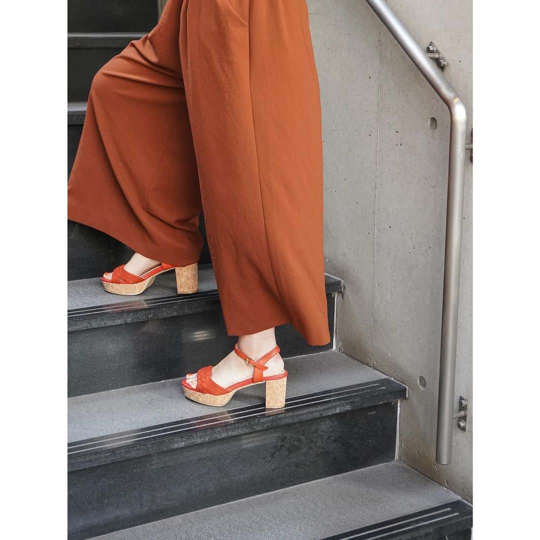 POOLSIDEさんのインスタグラム写真 - (POOLSIDEInstagram)「・ フラットみたいに履けちゃう ナチュラルコルクの厚底サンダル。 やりすぎてないボリューム感が取り入れやすくて◎。 ・ 品番:FS-19716 ¥13,500(税込) ・ #poolside_official #psshoes #poolside #shoes #fashion #sandals #coordinate  #プールサイド #靴 #サンダル」5月20日 17時56分 - poolside_official