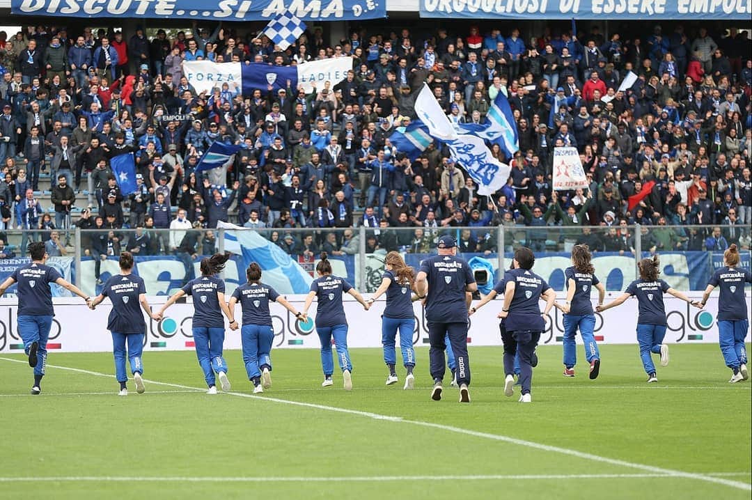 エンポリFCさんのインスタグラム写真 - (エンポリFCInstagram)「BentornAte Azzurre! Ieri, prima di #EmpoliTorino, l’@EmpoliLadies è scesa sul terreno del Castellani per ricevere gli applausi e i complimenti di tutti gli sportivi azzurri per la promozione in Serie A.  Brave ragazze! 👏👏👏」5月20日 17時49分 - empoli_fc_official