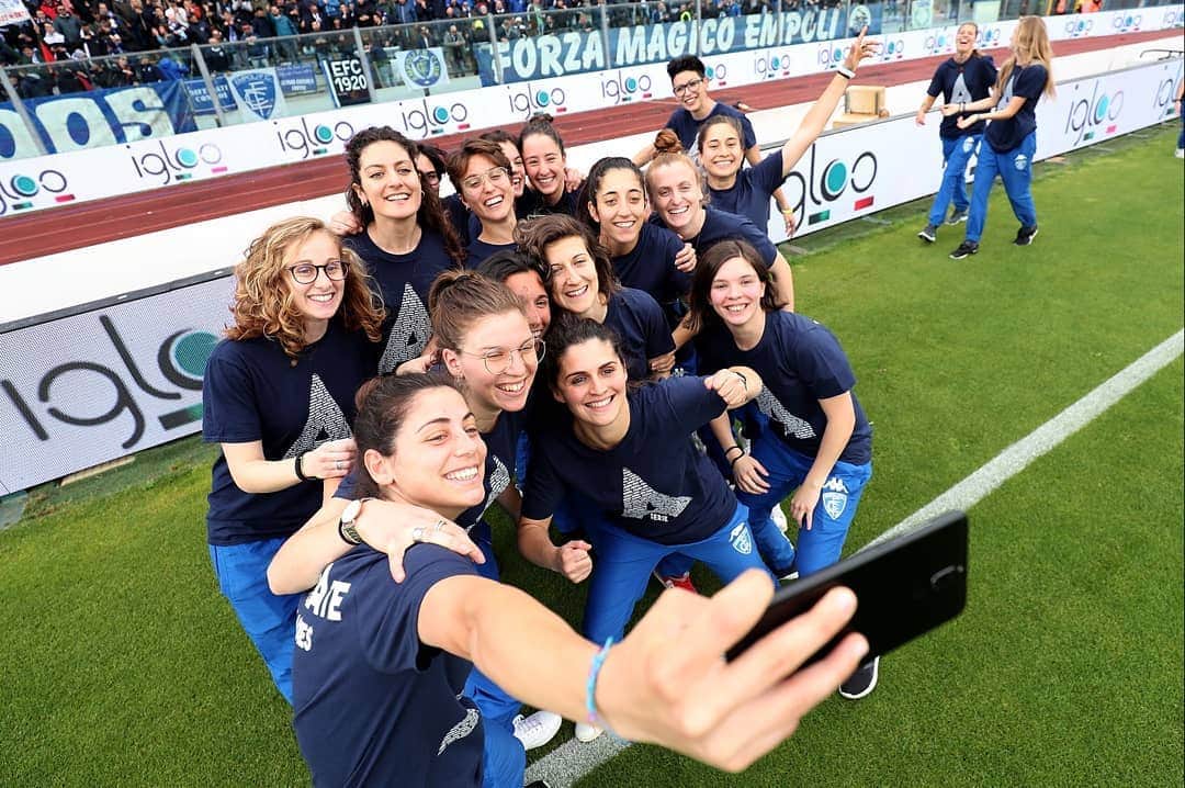 エンポリFCさんのインスタグラム写真 - (エンポリFCInstagram)「BentornAte Azzurre! Ieri, prima di #EmpoliTorino, l’@EmpoliLadies è scesa sul terreno del Castellani per ricevere gli applausi e i complimenti di tutti gli sportivi azzurri per la promozione in Serie A.  Brave ragazze! 👏👏👏」5月20日 17時49分 - empoli_fc_official