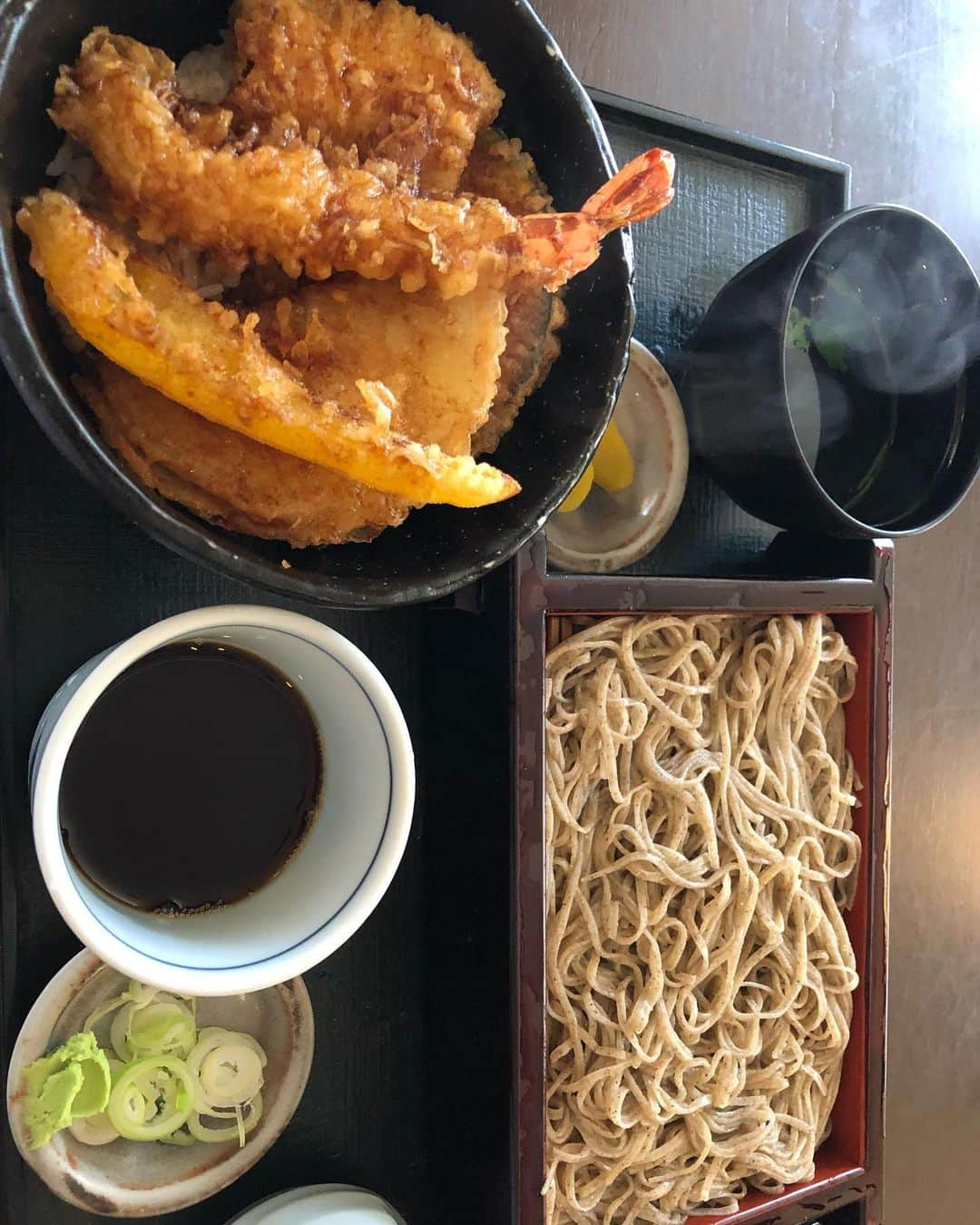 内山高志さんのインスタグラム写真 - (内山高志Instagram)「今日のランチ  天丼と蕎麦のセット！  ここの蕎麦ほんとに美味い！  天丼のタレが絶妙な味‼️ #四ツ谷三丁目 #kodlab  #フィットネス #ボクシング #ランチ #蕎麦 #稜花」5月20日 17時52分 - takashikod