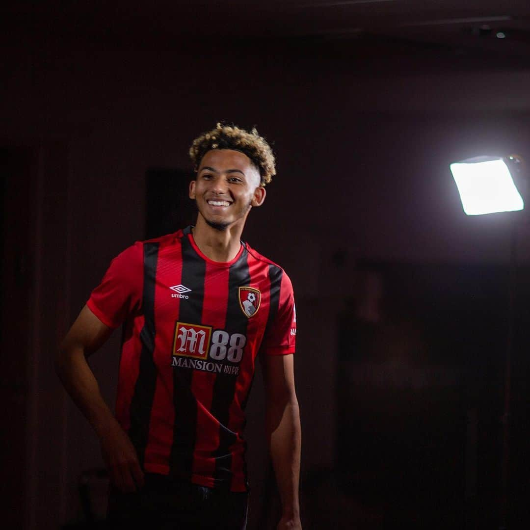 AFCボーンマスさんのインスタグラム写真 - (AFCボーンマスInstagram)「New signing 🔥  New kit 😍」5月20日 17時54分 - afcb