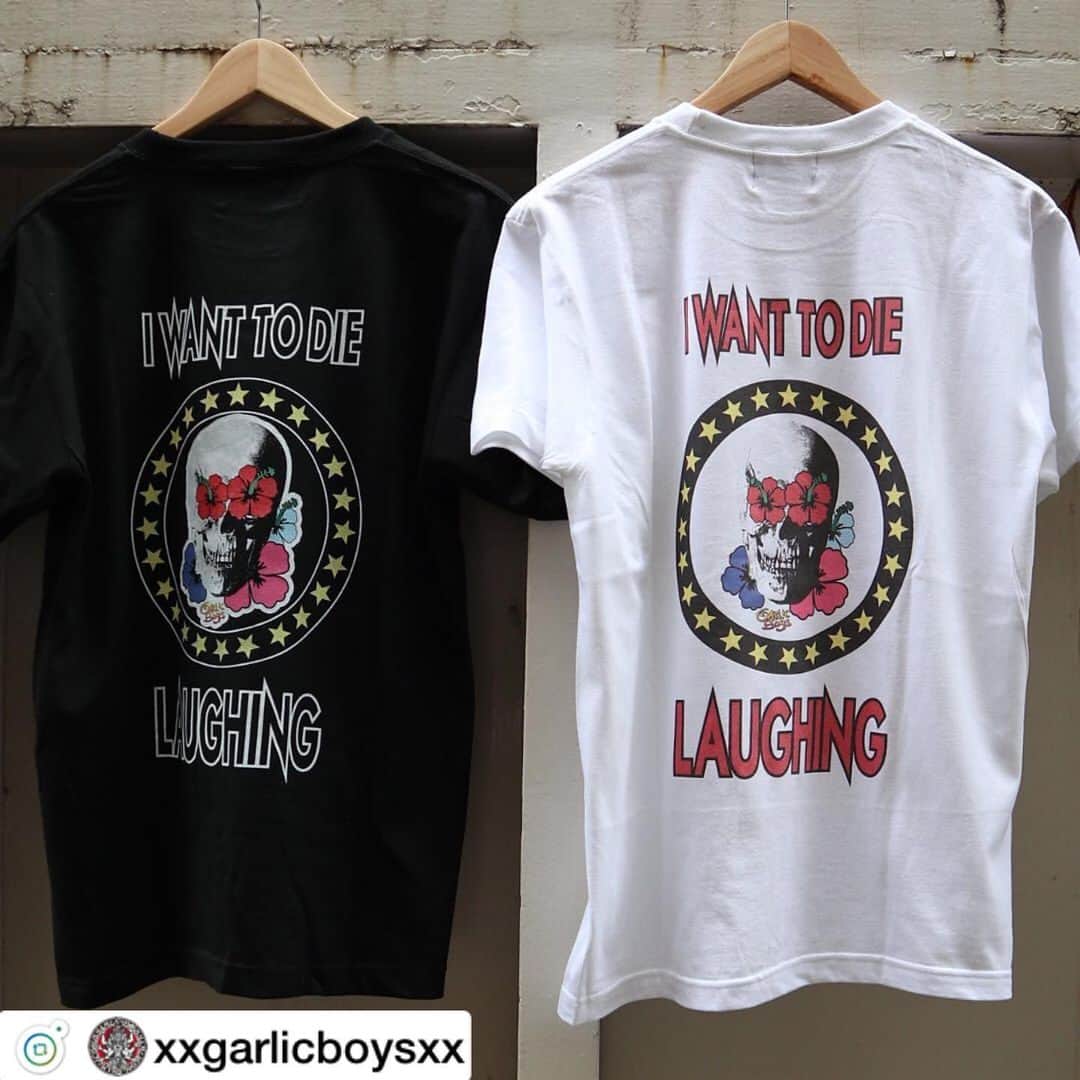 Larry のインスタグラム：「新作です！ 新曲も鋭意制作中ですので 【NEW GOODS】﻿ いよいよ今週末に迫った"SAKAI MEETING 2019"から新しいグッズを販売します!!﻿ ﻿ まずはLarryデザインの"Skall and Flower"Tシャツ。﻿ ﻿ バックプリントは和訳すると「笑って死にたい」ですね。兎にも角にも「笑って死にたい」んです。﻿ 生きる！﻿ ﻿ さらに「足元涼し気ですね～」なサンダルも販売開始します!!詳細は後程!!﻿ ﻿ よろしくどうぞ。﻿ ﻿ #garlicboys #ガーリックボーイズ #sakaimeeting2019」