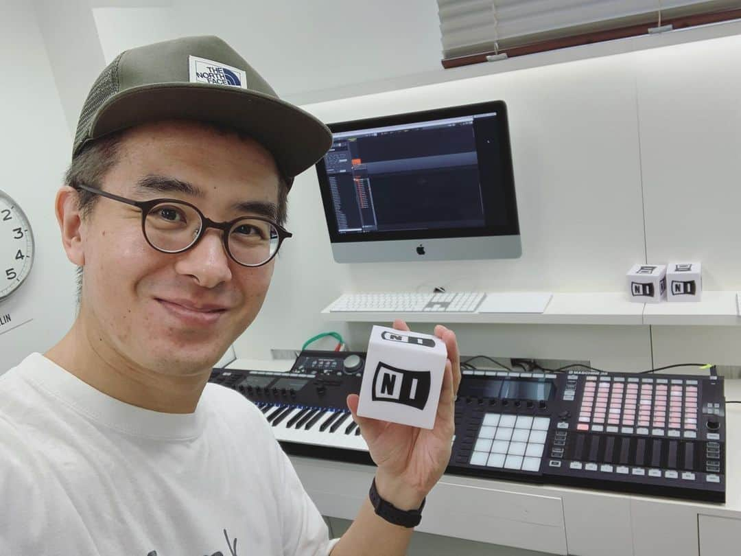 瀬戸弘司のインスタグラム：「今日は原宿のNative Instruments Japanを訪問しました！  機材の使い方や楽曲を制作する上で分からないことなど、NI社のスペシャリストの方にマンツーマンでいろいろ教えてもらいました！  入浴剤とかTシャツなどグッズまで頂いてしまい、贅沢な時間でございました。  #nativeinstruments #maschinemk3 #maschinejam #kompletekontrols61 #maschine」