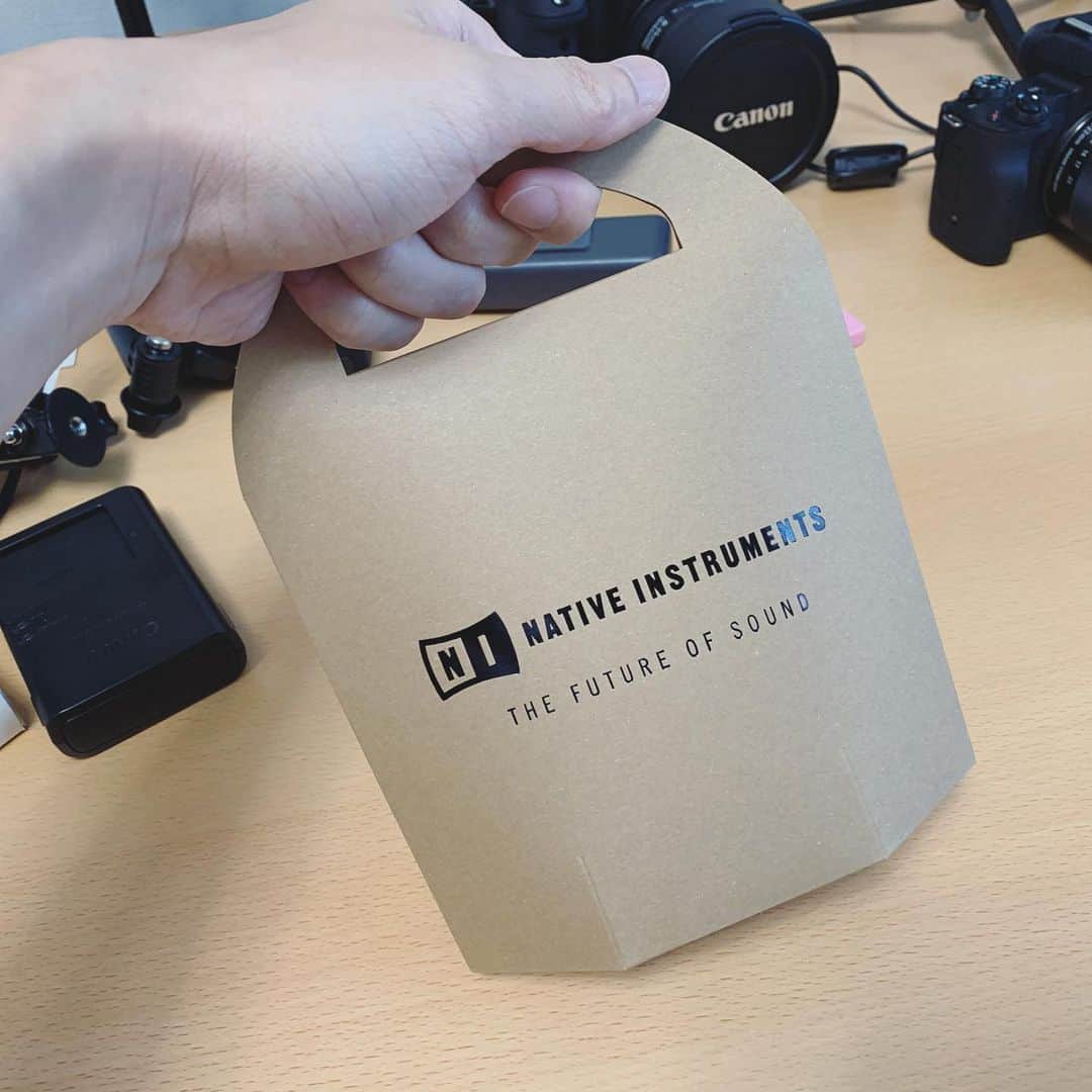 瀬戸弘司さんのインスタグラム写真 - (瀬戸弘司Instagram)「今日は原宿のNative Instruments Japanを訪問しました！  機材の使い方や楽曲を制作する上で分からないことなど、NI社のスペシャリストの方にマンツーマンでいろいろ教えてもらいました！  入浴剤とかTシャツなどグッズまで頂いてしまい、贅沢な時間でございました。  #nativeinstruments #maschinemk3 #maschinejam #kompletekontrols61 #maschine」5月20日 18時04分 - eguri89