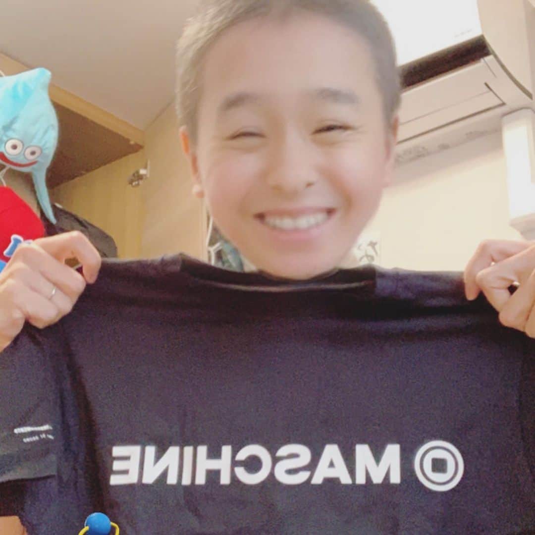 瀬戸弘司さんのインスタグラム写真 - (瀬戸弘司Instagram)「今日は原宿のNative Instruments Japanを訪問しました！  機材の使い方や楽曲を制作する上で分からないことなど、NI社のスペシャリストの方にマンツーマンでいろいろ教えてもらいました！  入浴剤とかTシャツなどグッズまで頂いてしまい、贅沢な時間でございました。  #nativeinstruments #maschinemk3 #maschinejam #kompletekontrols61 #maschine」5月20日 18時04分 - eguri89