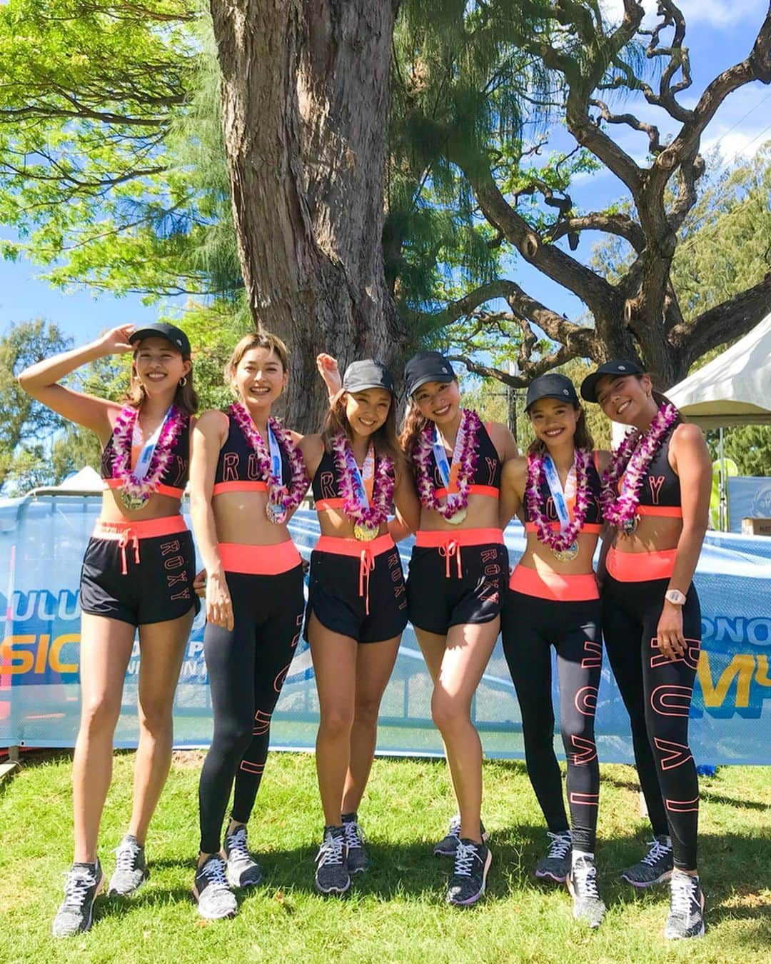 吉田夏海さんのインスタグラム写真 - (吉田夏海Instagram)「🌺ROXY RUN TEAM🌺 . ホノルル駅伝6人でタスキを繋いで42.195km完走しました🤙✨ . ほんとに一人一人が頑張って走ってたし、みんな自分の出番以外は応援しながら声かけ合ってチームだからこそホノルル駅伝がさらに楽しめたんじゃないかな🤗 . あたしは2区の9kmのコース担当で距離は長いけどアップダウンがない道だったんだけどやっぱり距離が長いから自分のペースを崩さないようにちゃんと走りきること優先にして54分でタスキ渡せました✨✨✨ . ハワイの景色や風とか感じながら走ったら意外とあっという間でした✌️💓 . 走ってる時暑くて汗だくでやばかったけど楽しくランできて良かったよ〜😙🔥 . 今日はみなさんお疲れ様でした💖 . #roxyjapan  #roxyrun  #honoluluekiden  #waikiki #hawaii」5月20日 18時14分 - natsumiiiiiiiiiii