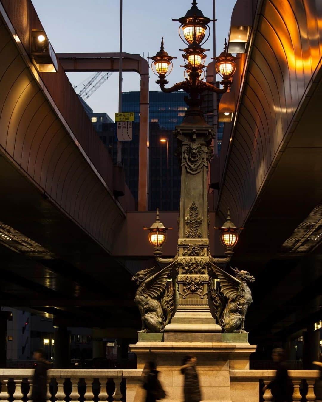 Mandarin Oriental, Tokyoさんのインスタグラム写真 - (Mandarin Oriental, TokyoInstagram)「重要文化財「日本橋」の中央に鎮座する4体の麒麟の像をご存知ですか？この羽のある麒麟像は1911年、日本橋を木造から石造りに架け替える時に制作されたもので、「日本の道路の起点となる日本橋から飛び立つ」という意味が込められていると言われています。 お近くにお越しの際はぜひご覧ください。  At the center of Nihonbashi bridge, there are four statues of giraffes which have wings that do not appear in legend. It is said that these giraffes, established in 1911, represent the capital city rapidly growing from Nihonbashi Bridge of the starting point of major road.  #MandarinOrientalTokyo #MOtokyo #ImAFan #マンダリンオリエンタル東京 #マンダリンオリエンタル #MandarinOriental #Nihonbashi #日本橋 #麒麟 #Kirin #歴史 #History #東海道　#中山道 #日光街道 #奥州街道 #甲州街道 #江戸 #Edo #橋 #Bridge #culturalproperty #重要文化財 #キリン #散歩 #歴史散策 #像 #Statue #東京名所 #Tokyo」5月20日 18時15分 - mo_tokyo