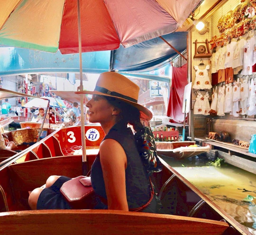 Ana Brenda Contrerasのインスタグラム：「Bangkok floating market y mi sentido del humor me lo guardo para mi 😘」