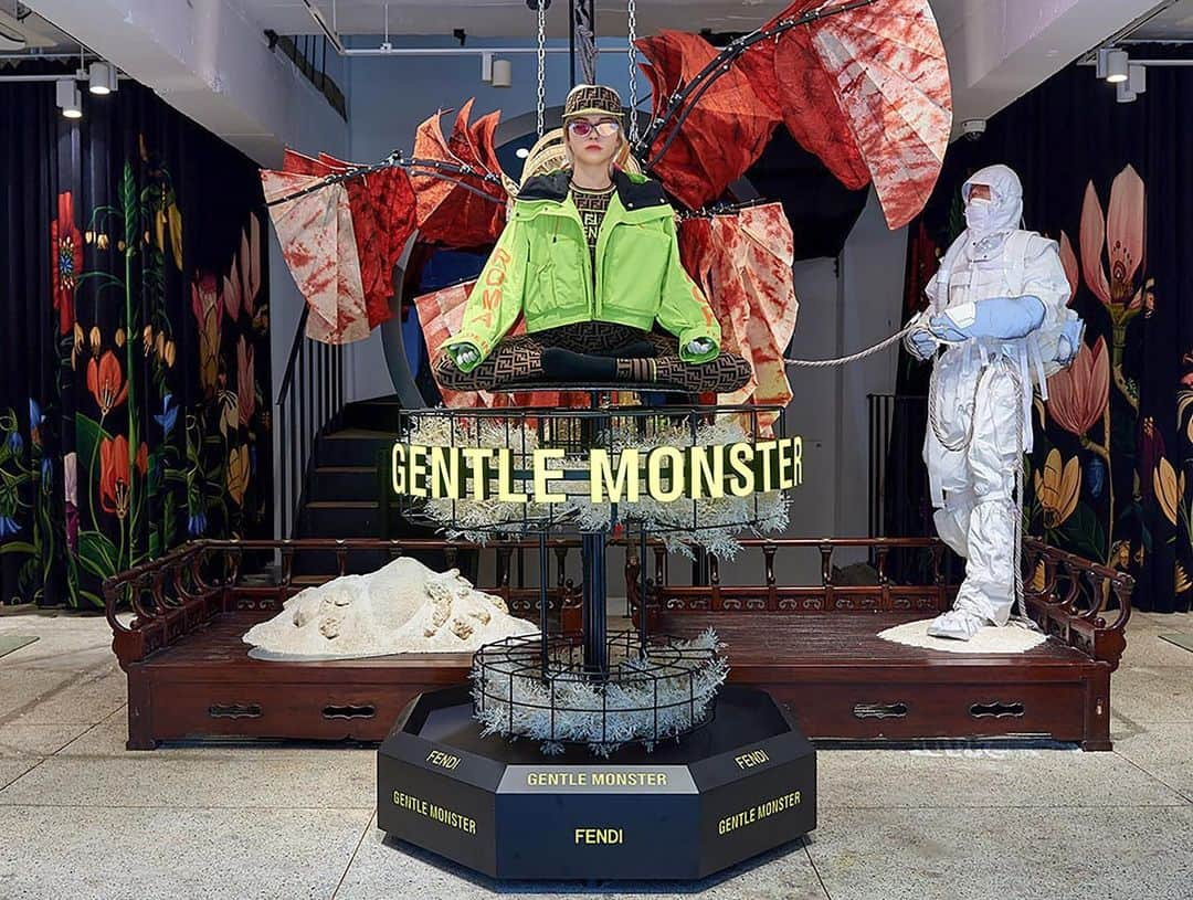 GENTLE MONSTERさんのインスタグラム写真 - (GENTLE MONSTERInstagram)「[GENTLE FENDI] Take a look at the special GENTLE FENDI zone at Gentle Monster Sinsa flagship store, Seoul.  Visit us and feel the atmosphere of GENTLE FENDI collection. ⠀⠀⠀ 젠틀몬스터 신사 플래그십 스토어의 GENTLE FENDI 존을 소개합니다.  젠틀몬스터와 펜디의 일부 스토어에서 만나보실 수 있는 이 공간에서 실험적이면서도 럭셔리한 무드를 느껴보세요. ⠀⠀⠀ Images by @hypebeastkr  #GentleFendi #GentleMonster #Fendi #FendiEyewear」5月20日 18時21分 - gentlemonster