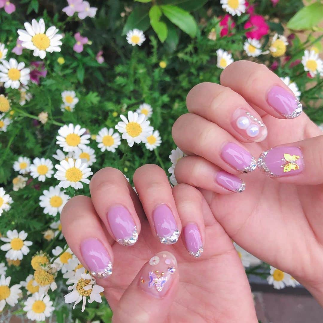 藤川沙弥のインスタグラム：「ꫛꫀꪝ 𝒩𝒶𝒾𝓁﻿𓂃♥  ラベンダーカラーと シルバーラメフレンチ💅🏻🐝 ポイントの🦋可愛すぎる🥺♥️ @harupy_nail です🕺 ﻿﻿ いまは神戸のサロンと﻿﻿ 大阪のプライベートサロンで﻿﻿ ネイル予約できるみたいです🌸﻿﻿ ﻿﻿ 神戸サロンは﻿﻿ プロフィールから飛べるサイトにて﻿﻿ 大阪サロンはDM✉︎にて﻿予約がとれるみたい!﻿﻿ 詳しくは👉🏻 @harupy_nail まで❤️」