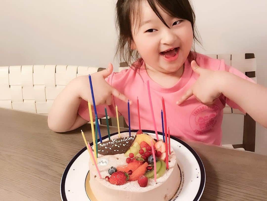 高村凛さんのインスタグラム写真 - (高村凛Instagram)「昨日は家族で誕生日会でした🎂 子供達にお祝いしてもらえて嬉しい😂  みなさんお祝いのメッセージありがとうございます🙏💓 1年1年歳を重ねますが、少しずつ素敵な人に成長していきたいです💕 いい一年になりますように🥰💕 #誕生日会 #mybirthday」5月20日 18時27分 - rin_takamura
