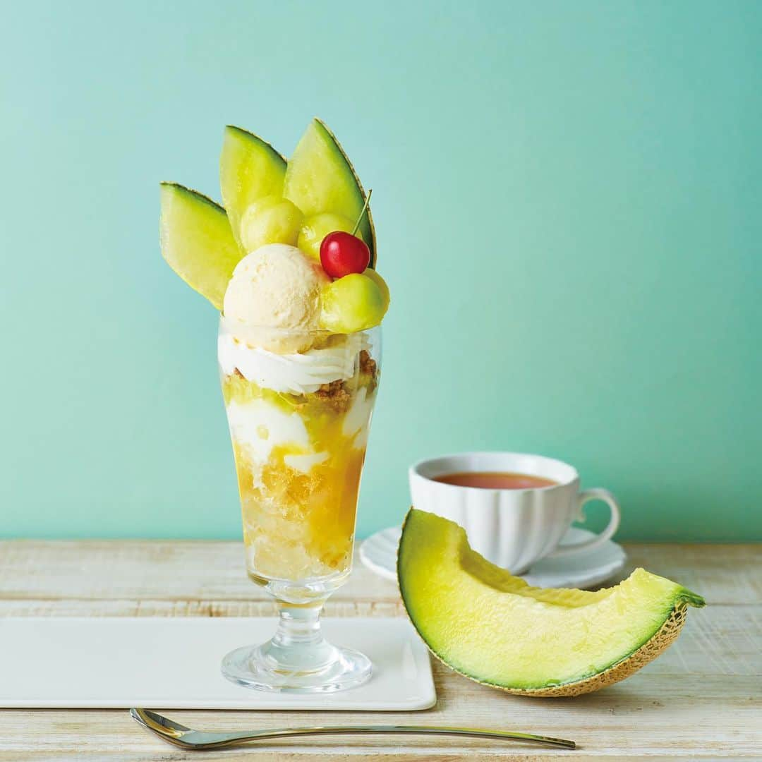 Afternoon Teaさんのインスタグラム写真 - (Afternoon TeaInstagram)「＼フルーツをたっぷり味わえるスペシャル企画「Be Fruity Day」を5/22と6/19の2日間限定で開催／ . ティールーム各店（一部店舗を除く）ではグラスいっぱいのフルーツが楽しめる「#フルーツティー」と「#4種のフルーツとヨーグルトホイップのフルーツサンド」がセットになった、Be Fruity Day限定のスペシャルセット「#夢のフルーツティーセット」を、5/22と6/19（各日14：00～数量限定）で登場します。 . 「フルーツティー」は、りんご、キウイ、オレンジ、ブルーベリー、アプリコット、バナナの6種のフルーツをグラスいっぱいに盛りつけたグラスに紅茶を注いでお召し上がりください。紅茶は、「#スイートフルーツティー（アイスまたはホット）」、または「#ハイビスカスとローズヒップのフルーツティー（アイスまたはホット）」の2種からお選びいただけます。 . 「4種のフルーツとヨーグルトホイップのフルーツサンド」は、「苺とアプリコット」、「キウイとオレンジ」をヨーグルトホイップクリームとともにサンドしました。 ＜選べる紅茶＞ ■スイートフルーツティー：アールグレイとフルーツジュースを合わせたブレンドティー。 ■ハイビスカスとローズヒップのフルーツティー：ハイビスカスとローズヒップのオリジナルハーブティー。フランボワーズシロップをお好みで。（ノンカフェイン） . その他にも店舗限定メニューをご用意しています（画像2～4枚目）。詳しくはプロフィール欄のURLよりご覧ください。 . ※一部店舗では別メニューをご用意しています。また、店舗により、取扱商品が異なります。 ※数量限定での販売となります。また食材の都合等で、日時によっては商品をご用意できない場合がございますので、あらかじめご了承ください。 ※写真・映像はイメージです。 ※大分トキハは定休日のため、5/22の実施はございません。 . #アフタヌーンティーティールーム  #アフタヌーンティー #AfternoonTeaTEAROOM #AfternoonTea #数量限定 #フルーツ #フルーツサンド#紅茶 #ティータイム #イチゴ #苺 #いちご #スイーツ #スイーツ好き #キウイ #オレンジ #アプリコット #ミルクレープ #パフェ　#カフェ #fruit #tea #sweet #sweets」5月20日 18時27分 - afternoontea_official