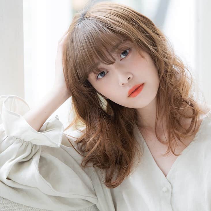 lineastoria_rakutenのインスタグラム：「* * Renewal photo  オンナ度がアガるフェミニンな前髪ウィッグ。 ナチュラルなカールだから流行に左右されることなく、ずっと使うことができます♪  item #前髪ウィッグフェミニンバング model #和田えりか @_wadaerika  #リネアストリア #リネアウィッグ #リネア #ウィッグ #カツラ #ヘアスタイル #リニューアル #フェミニンバング #前髪 #ナチュラルヘア #ポイントウィッグ #前髪ウィッグ #イメチェン #ファッションウィッグ #オシャレウィッグ #lineastoria #lineawig #wig #renewal #リネアストリア楽天市場店」