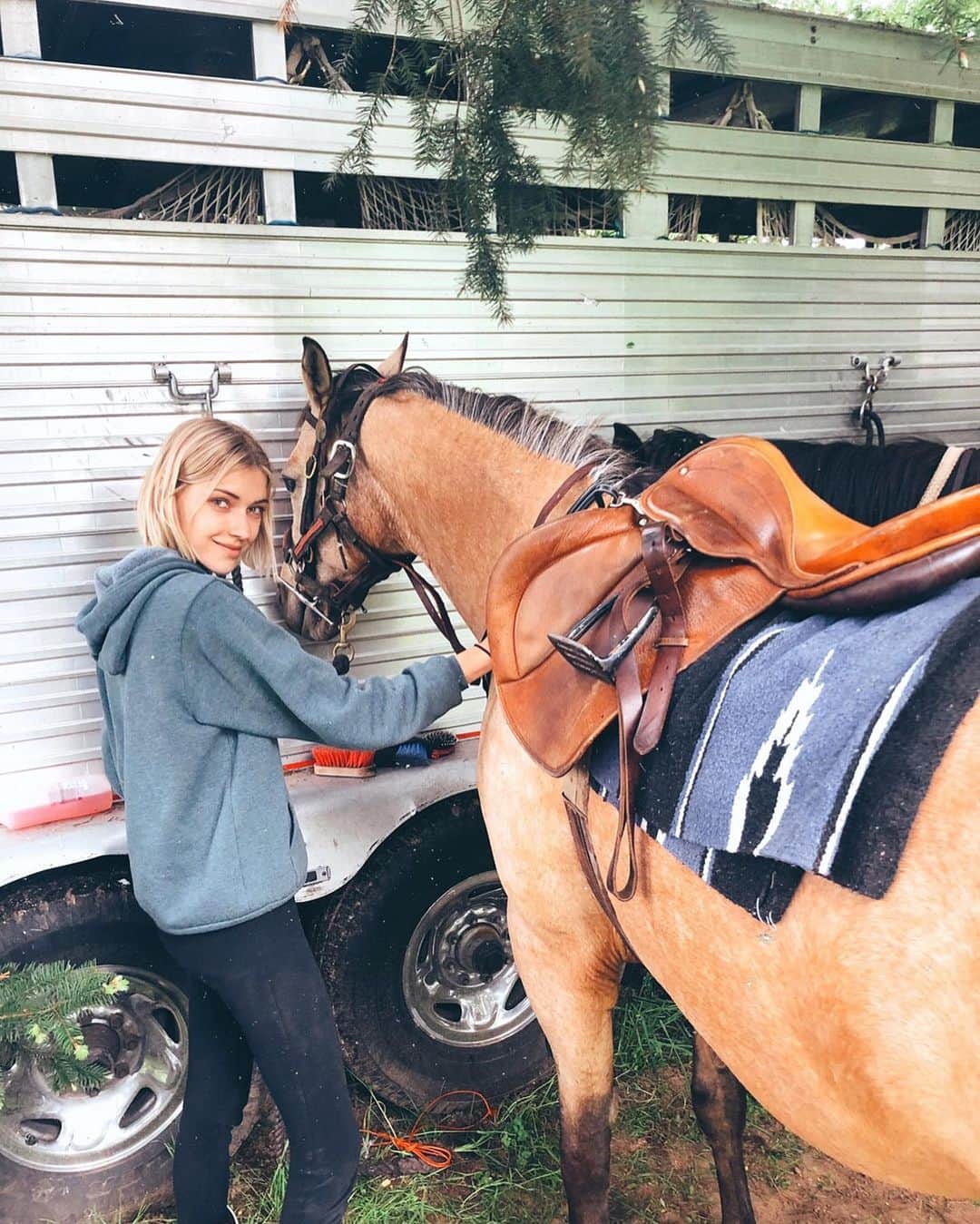 ステファニー・ミチョヴァのインスタグラム：「THIS IS ME. I grew up in a tiny village in southern Germany riding horses. My chores were cleaning up horse poop and stacking hay haha. A lot has changed since then but I still feel the most comfortable in a saddle. Isn’t a bond with an animal just the best? ❤️🐴 HAPPY」