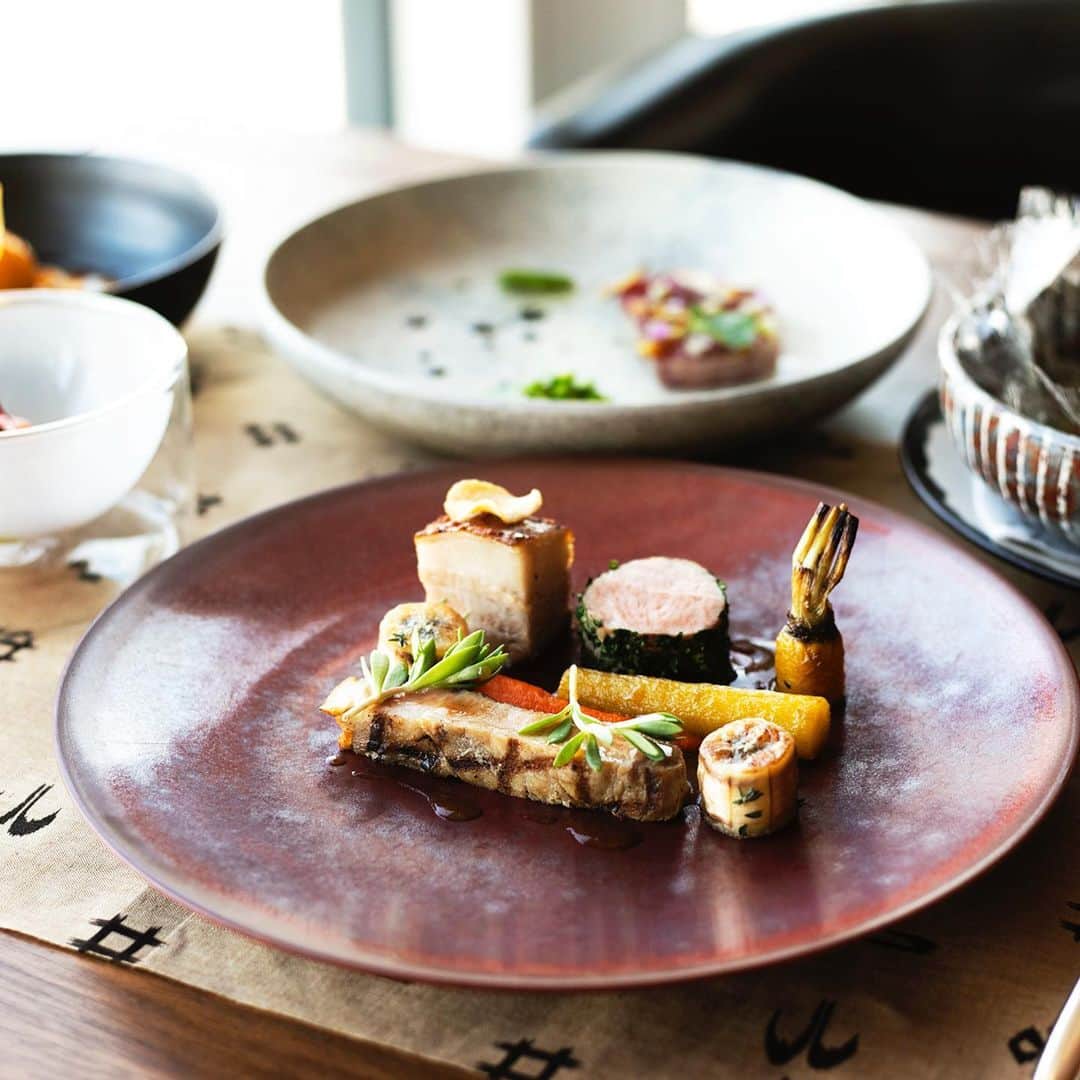 Andaz Tokyo アンダーズ 東京さんのインスタグラム写真 - (Andaz Tokyo アンダーズ 東京Instagram)「Ready to explore tropical Japanese flavors 🐠? At The Tavern - Grill & Lounge, experience indigenous local cuisine from Japan’s beautiful Okinawa islands🏝 Join us in the months of May and June and sample unique Okinawan dishes showcasing fresh seafood, meat, and vegetables brought in directly from the islands 😋 https://bit.ly/2YEBo2G • ザ タヴァン グリル＆ラウンジ「沖縄ディナーセット」🌴 https://bit.ly/2w8Pzk9」5月20日 18時49分 - andaztokyo