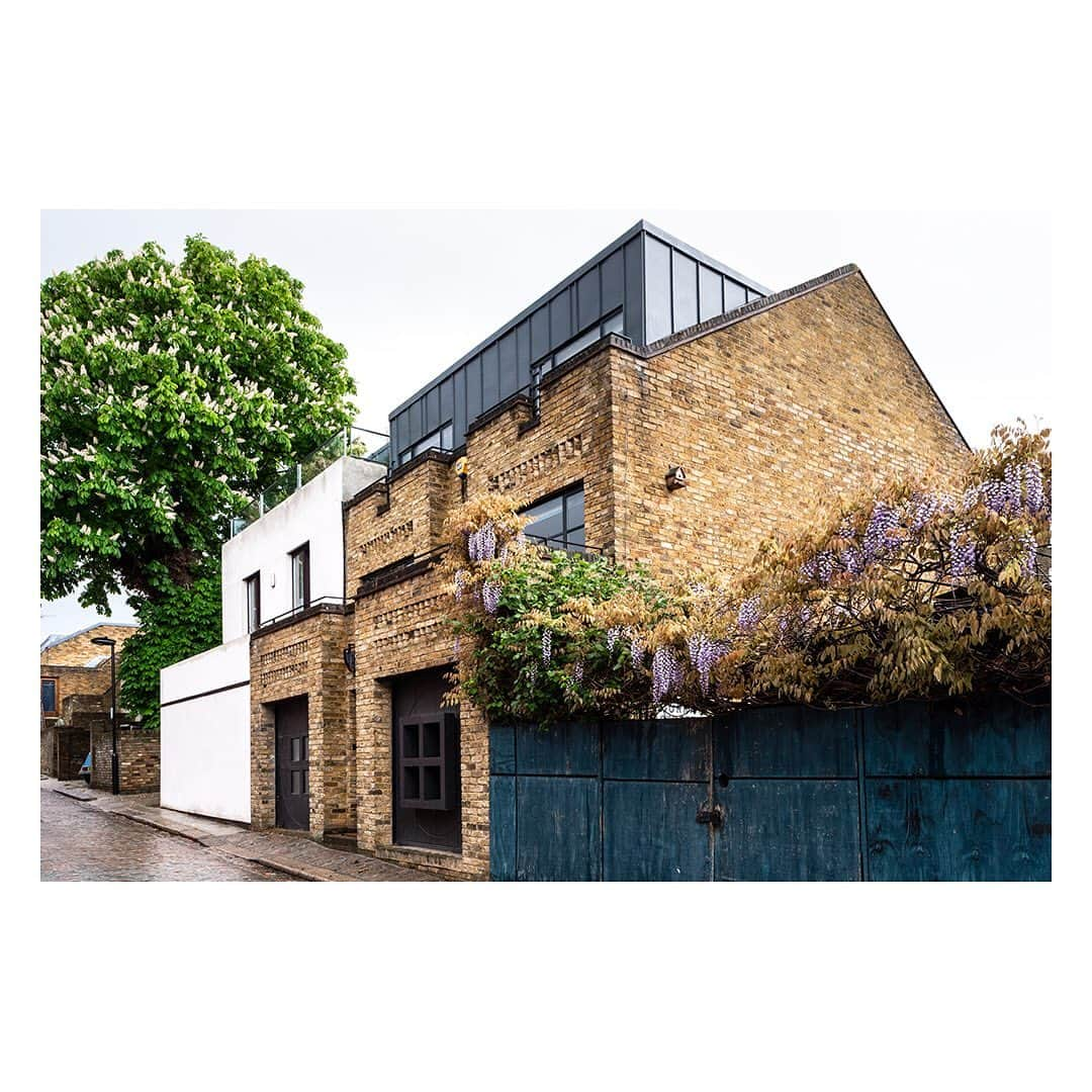 The Modern Houseさんのインスタグラム写真 - (The Modern HouseInstagram)「Murray Mews: a modern mews in the converted Camden Square Conservation Area. To see more, follow the link in our bio.  #architecture #camden  #mews」5月20日 18時49分 - themodernhouse