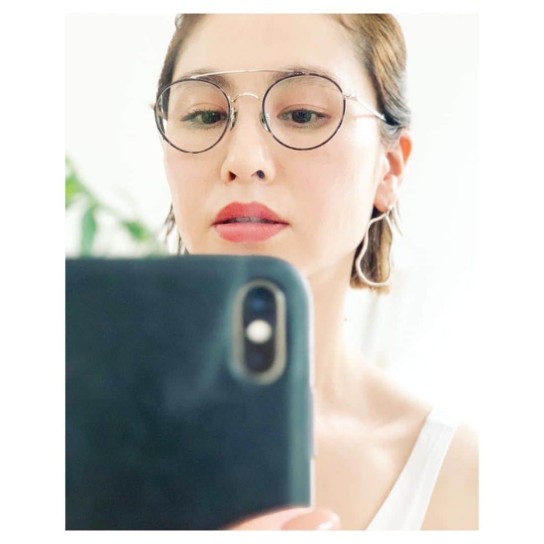 二ノ宮和佳子さんのインスタグラム写真 - (二ノ宮和佳子Instagram)「New Eyewears👓  展示会で悩みに悩んだ @ahlem のメガネとサングラスを受け取りに @globespecs_official へ。  かけると、 不思議と知的になれる気がする。気がするだけなんだけどw、なんだか背筋が伸びたり、いつもと違う気分に。そんな気分にさせてくれるメガネやサングラス好きです。  @ahlem #ahlem @globespecs_official #globespecs #岡田さんは今日も素敵でした」5月20日 18時45分 - wakako.ninomiya