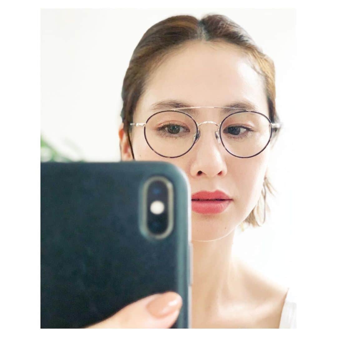 二ノ宮和佳子のインスタグラム：「New Eyewears👓  展示会で悩みに悩んだ @ahlem のメガネとサングラスを受け取りに @globespecs_official へ。  かけると、 不思議と知的になれる気がする。気がするだけなんだけどw、なんだか背筋が伸びたり、いつもと違う気分に。そんな気分にさせてくれるメガネやサングラス好きです。  @ahlem #ahlem @globespecs_official #globespecs #岡田さんは今日も素敵でした」