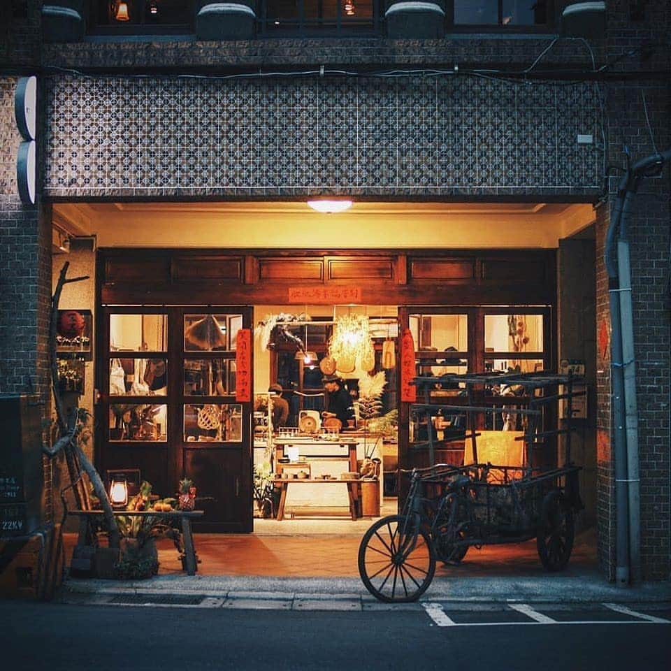 のインスタグラム：「@earthingway is a traditional craft shop hidden in Twatutia, Taipei’s most historical market town. 以工藝美 養出自己的生活味道 Recommended by @chenyihua06. . . . #herenowcity #wonderfulplaces #beautifuldestinations #travelholic #travelawesome #traveladdict #igtravel #livefolk #instapassport #optoutside #stayandwander #hbouthere #地衣荒物 #taipei #台湾 #台北 #台北旅行 #대만 #대만여행 #타이베이 #iseetaiwan #exploretaiwan #vscotaiwan #taiwangram #台灣」